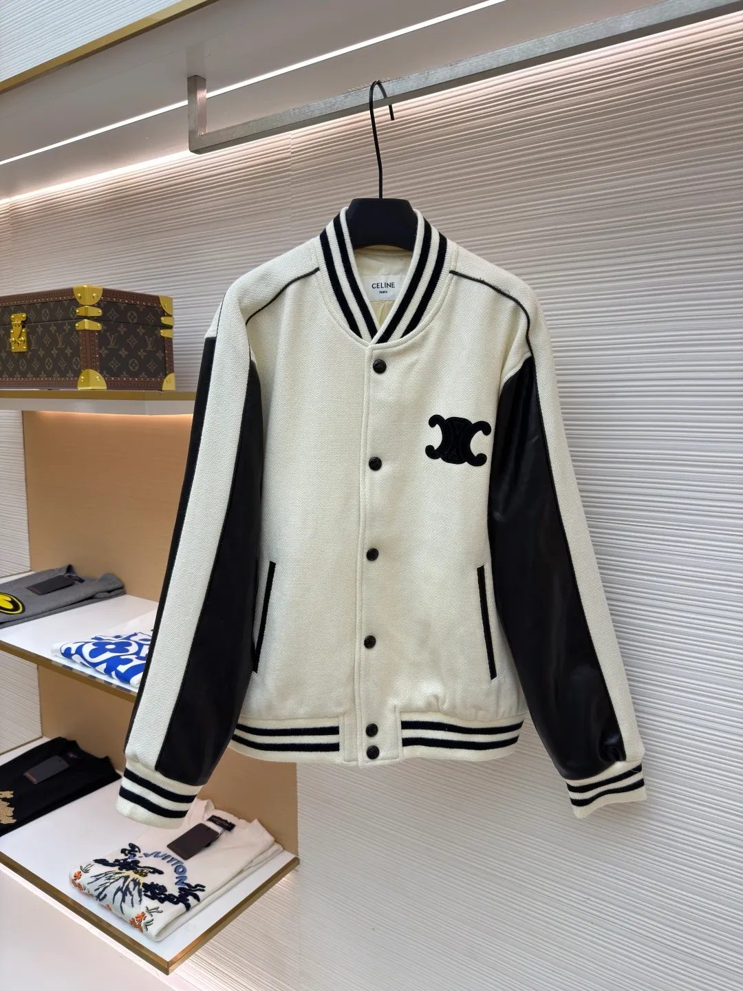 Celine buttoned cowhide embroidered baseball jacket ●Original version: purchased and developed by 13599 ●Item number: 1682009-C95 ●Fabric: genuine leather fabric ●Technology: embroidery production ●Color: beige ●Version: fitted version ●Weight: about 1165 grams ●Size: 46-48-50-52 ●Description: The main body is made of off-white slub knitted fabric, which is stiff and soft to the touch; the edges of the sleeves and pockets are made of matte black leather, spliced with precision stitching, and the edges are roughened to enhance the texture. The collar, cuffs, and hem are all made of black and white contrasting rib knitting, and the elastic hemming process ensures a good fit. There are 6 black metal snap buttons on the front, which open and close smoothly and are not easy to oxidize. The brand's iconic "double C" logo on the left chest uses flocking embroidery technology to make it three-dimensional and full. The pockets have an oblique invisible design, and the inner lining is made of cotton fabric of the same color. The wiring is even and fine, and the overall craftsmanship takes into account both retro style and high-end texture. The overall wiring is straight and delicate, the fabric is comfortable and soft, and the color is consistent without color difference. It can be matched with the same style to create a fashionable look and control various occasions. Customized accessories, complete with three standards, same style for men and women!