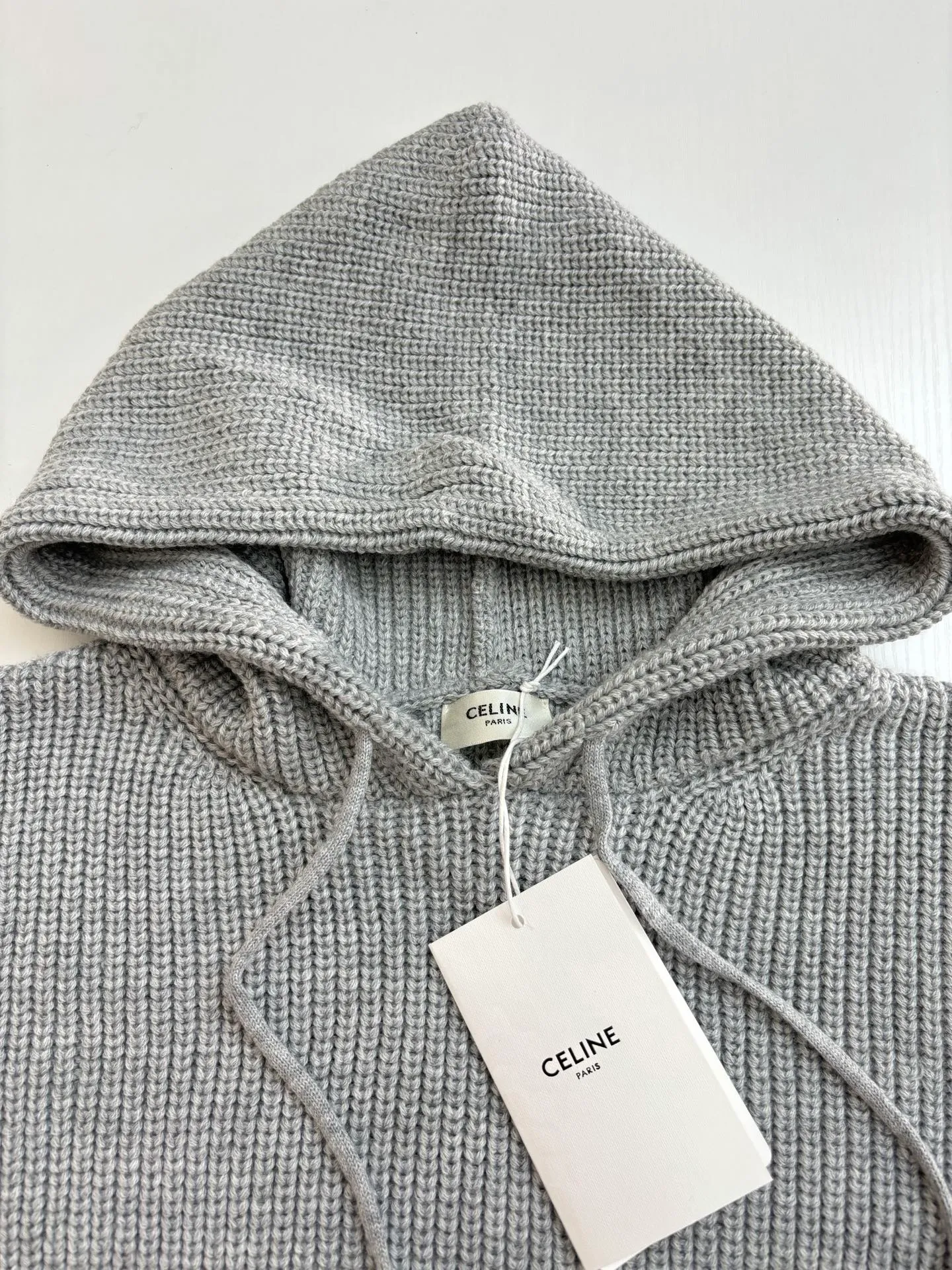 🅿️480 Celine*/Celine 25FW patch hooded sweater. The fabric is made of 75 wool 25 Angora rabbit fur that is closest to the original version. It is made of customized expanded blended wool. The upper body is comfortable and soft, and the weight is 700 grams. It is made of imported Stoll weaving with clear texture and 7-needle double ingot stitching method. The imported thickened felt cloth on the front chest is embroidered with letters using laser embroidery technology. High-energy laser beams are used for fine cutting and embroidery on the fabric. The letter material is made of wool superfiber positioning laser embroidery, which combines the strength of wool. Natural softness and durability of microfiber, the laser beam is used to precisely embroider at designated positions to achieve a highly precise embroidery effect. The letters have smooth lines and clear edges. The felt must be washed after embroidery to make it fluffy and more coordinated with the clothes. Thin felt is used for embroidery on the market and cannot be washed. Custom letter engraved white asphalt alloy tail clip, custom woven and dyed cotton texture round rope Size: S/M/L