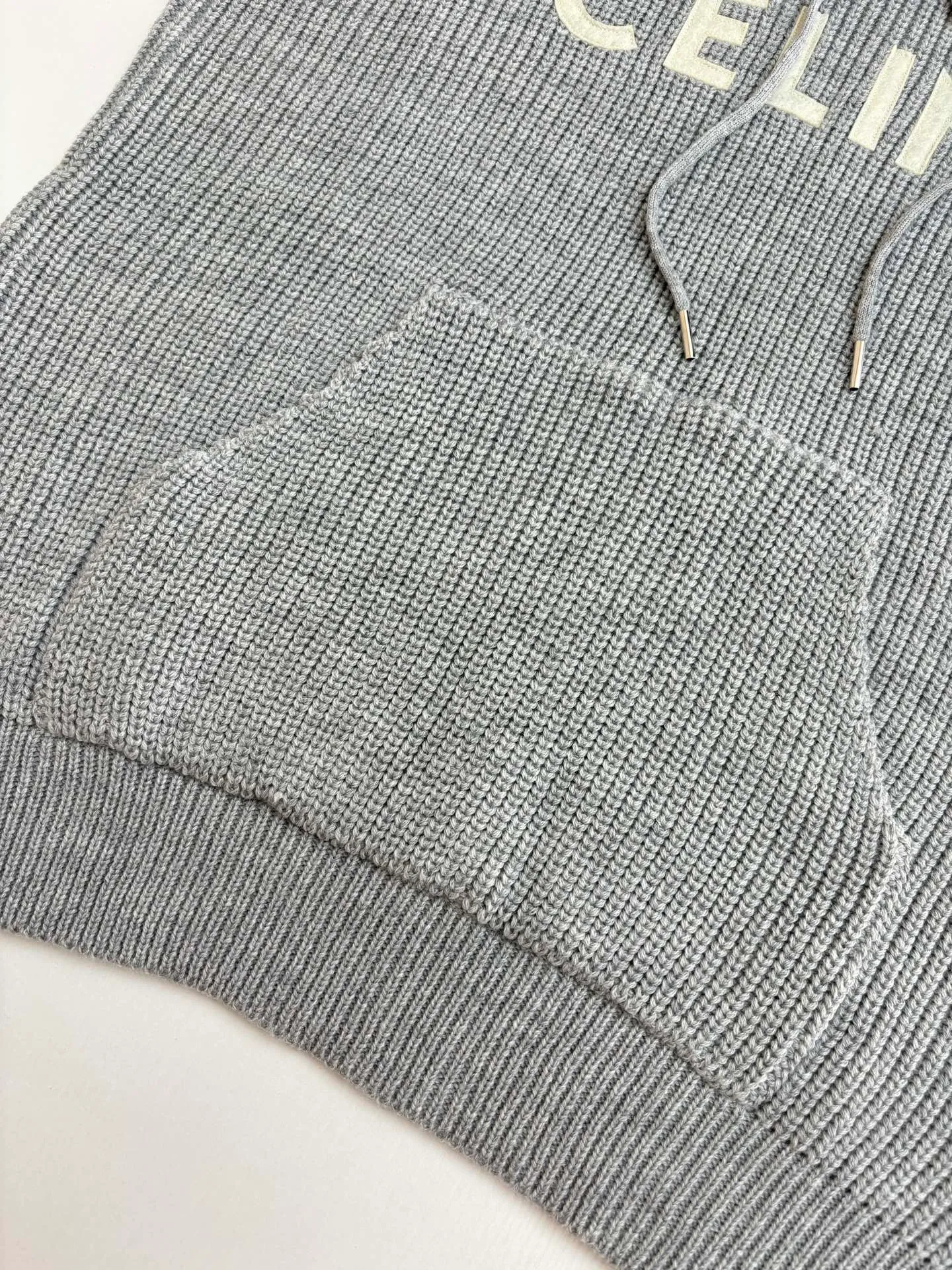🅿️480 Celine*/Celine 25FW patch hooded sweater. The fabric is made of 75 wool 25 Angora rabbit fur that is closest to the original version. It is made of customized expanded blended wool. The upper body is comfortable and soft, and the weight is 700 grams. It is made of imported Stoll weaving with clear texture and 7-needle double ingot stitching method. The imported thickened felt cloth on the front chest is embroidered with letters using laser embroidery technology. High-energy laser beams are used for fine cutting and embroidery on the fabric. The letter material is made of wool superfiber positioning laser embroidery, which combines the strength of wool. Natural softness and durability of microfiber, the laser beam is used to precisely embroider at designated positions to achieve a highly precise embroidery effect. The letters have smooth lines and clear edges. The felt must be washed after embroidery to make it fluffy and more coordinated with the clothes. Thin felt is used for embroidery on the market and cannot be washed. Custom letter engraved white asphalt alloy tail clip, custom woven and dyed cotton texture round rope Size: S/M/L