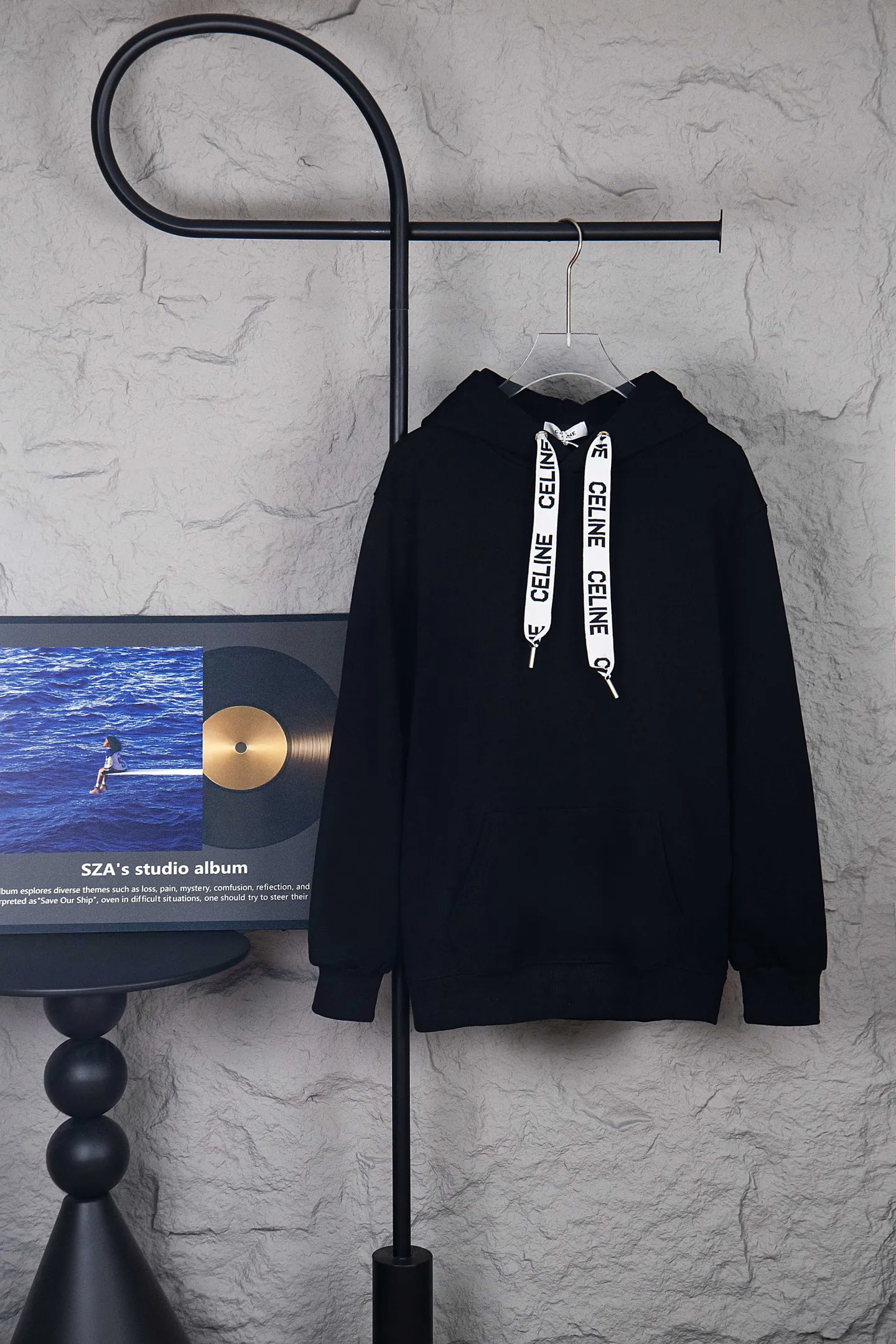 🅿️250 Style No.: M252 CELINE/Celine Web Letter Hooded Sweatshirt French fashion luxury brand CELINE adheres to style aesthetics, constantly advances in exploration, and designs many classic patterns that are very recognizable and memorable. 2022 autumn and winter new hooded terry sweatshirt. A clean and simple sweatshirt that is not fussy. Whoever wears it will look better! Customized hoodie webbing, custom-woven 400G high-weight knitted cotton fabric. It is very thick, comfortable and breathable, and feels skin-friendly. It is 100% loose and cut in OS style. The upper body is very elegant and high-end. The most popular item in the autumn and winter wardrobe is the sweatshirt. This can be worn directly into the spring without any problem. It is a multi-purpose garment that can be worn alone or as an inner layer. Size：S-XL