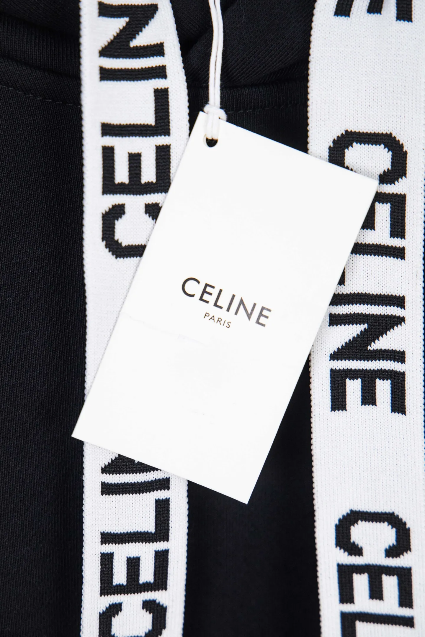 🅿️250 Style No.: M252 CELINE/Celine Web Letter Hooded Sweatshirt French fashion luxury brand CELINE adheres to style aesthetics, constantly advances in exploration, and designs many classic patterns that are very recognizable and memorable. 2022 autumn and winter new hooded terry sweatshirt. A clean and simple sweatshirt that is not fussy. Whoever wears it will look better! Customized hoodie webbing, custom-woven 400G high-weight knitted cotton fabric. It is very thick, comfortable and breathable, and feels skin-friendly. It is 100% loose and cut in OS style. The upper body is very elegant and high-end. The most popular item in the autumn and winter wardrobe is the sweatshirt. This can be worn directly into the spring without any problem. It is a multi-purpose garment that can be worn alone or as an inner layer. Size：S-XL