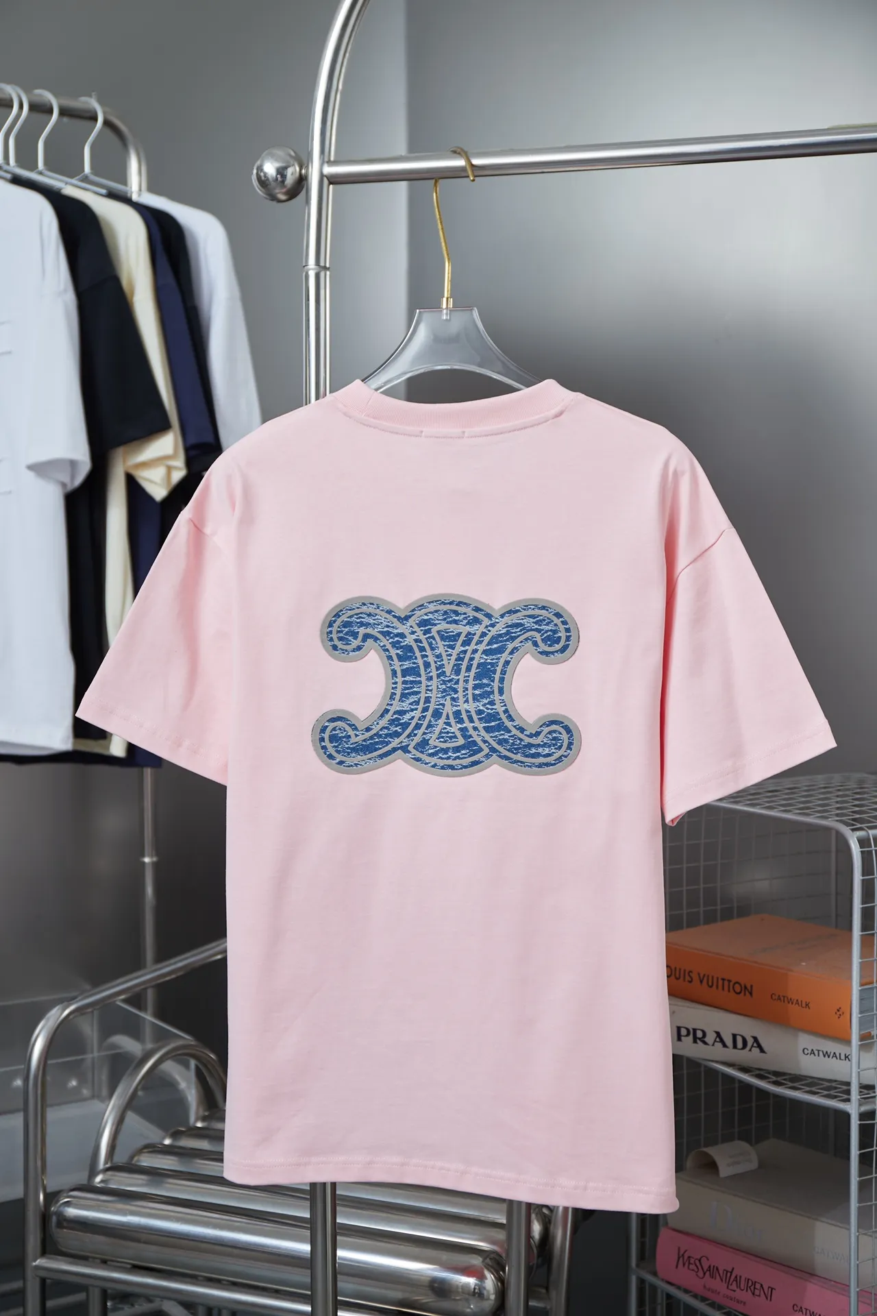 🅿️190 CELIN* 25SS early spring new style Denim letter printed short sleeves Light luxury essential item for daily commuting for men and women Correct version Welcome to compare Detailed features · 320g 100% pure cotton double yarn jersey fabric · Custom dyed in the same cylinder, special thickened 32 count double-strand 1X1 thread · Denim cutting process letter logo printing ➕ thick version small letter logo · Double-needle sewing and cross-seam technology · Original main mark, washed tag, branded moisture-proof paper packaging Color: black/white/pink/blue Size: S/M/L/XL