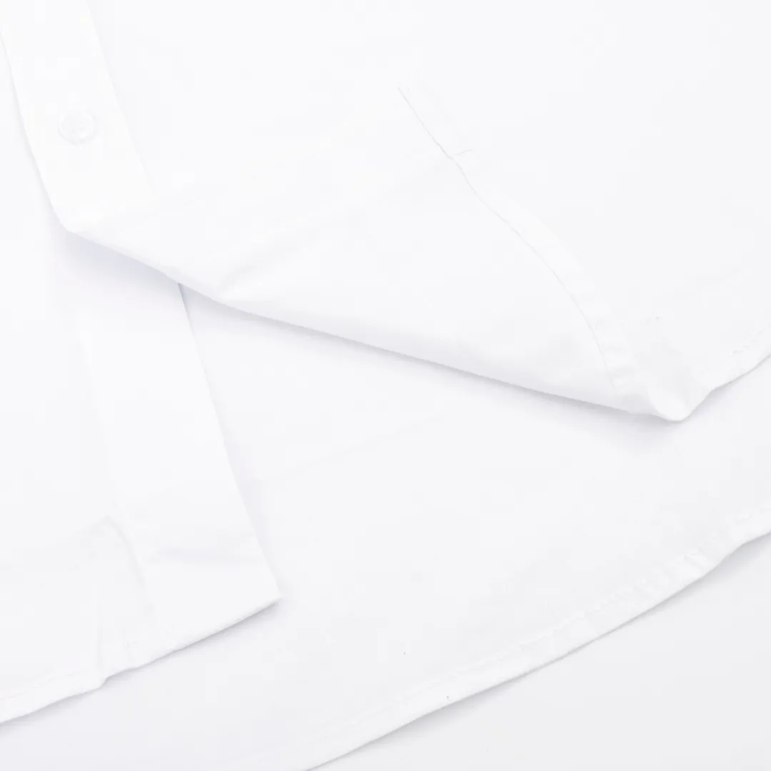 🅿️380 local pick-up CELINE/Celine poplin long-sleeved shirt with embroidery on the chest. A boutique work of business and leisure, 23 simultaneous counter casual shirts, the same style as celebrities! A typical representative of luxury consumer goods, full of high-end feel and long historical charm. It always captures people's hearts with its unique French style design! This shirt is made of imported cotton poplin. The fabric is fine and smooth, soft and breathable. The upper body is very comfortable. The French letter embroidery signature embellishment on the collar is both luxurious and shows a different style, giving a distinctive sense of luxury. It is very eye-catching when worn alone, and wearing a suit jacket can not block its luxurious atmosphere. With smooth and three-dimensional cutting technology, the upper body is tall and capable. SIZE：XS-L