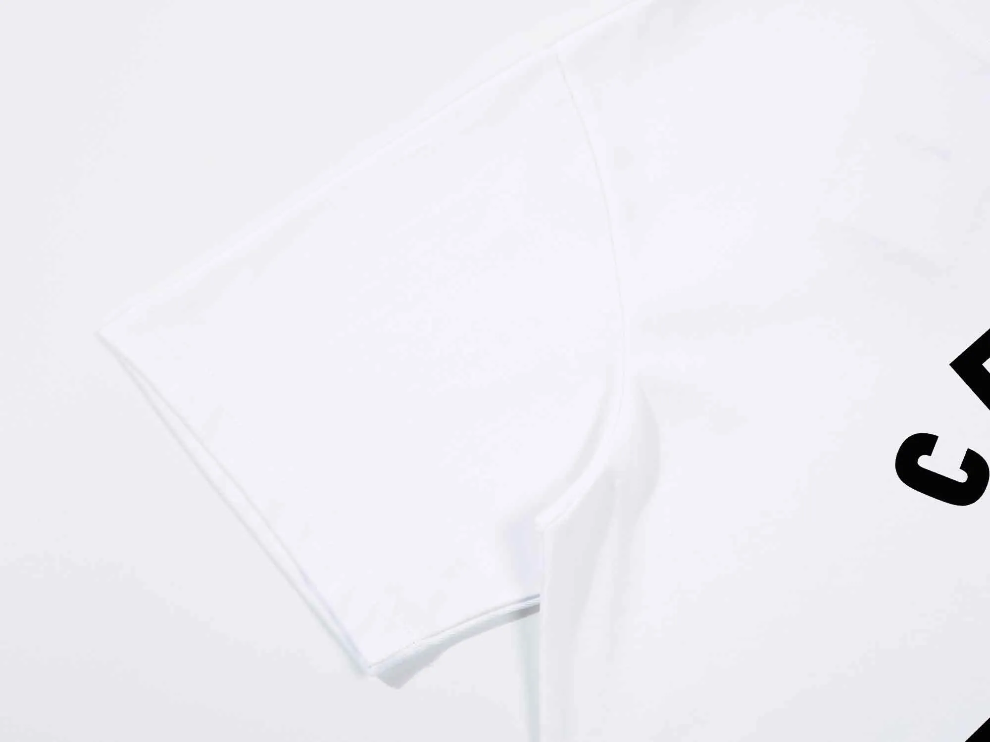 🅿️170 Celin* Celine printed letters‼ ️Short-sleeved T-shirt® *Customized 280g cotton fabric, the fabric is soft, skin-friendly and comfortable *Laminated letter logo on the front *A very simple and elegant one that is unparalleled in terms of upper body comfort, interpreting your luxury and taste, and creating your fashionable charm. ⚠️Washing method: It is recommended to dry clean or wrap the reverse side in a laundry bag and machine wash it quickly in cold water and let it dry naturally! ⚠️ Unisex style 𝐂𝐎𝐋𝐎𝐔𝐑: White Black 𝐒𝐈𝐙𝐄: S-XL