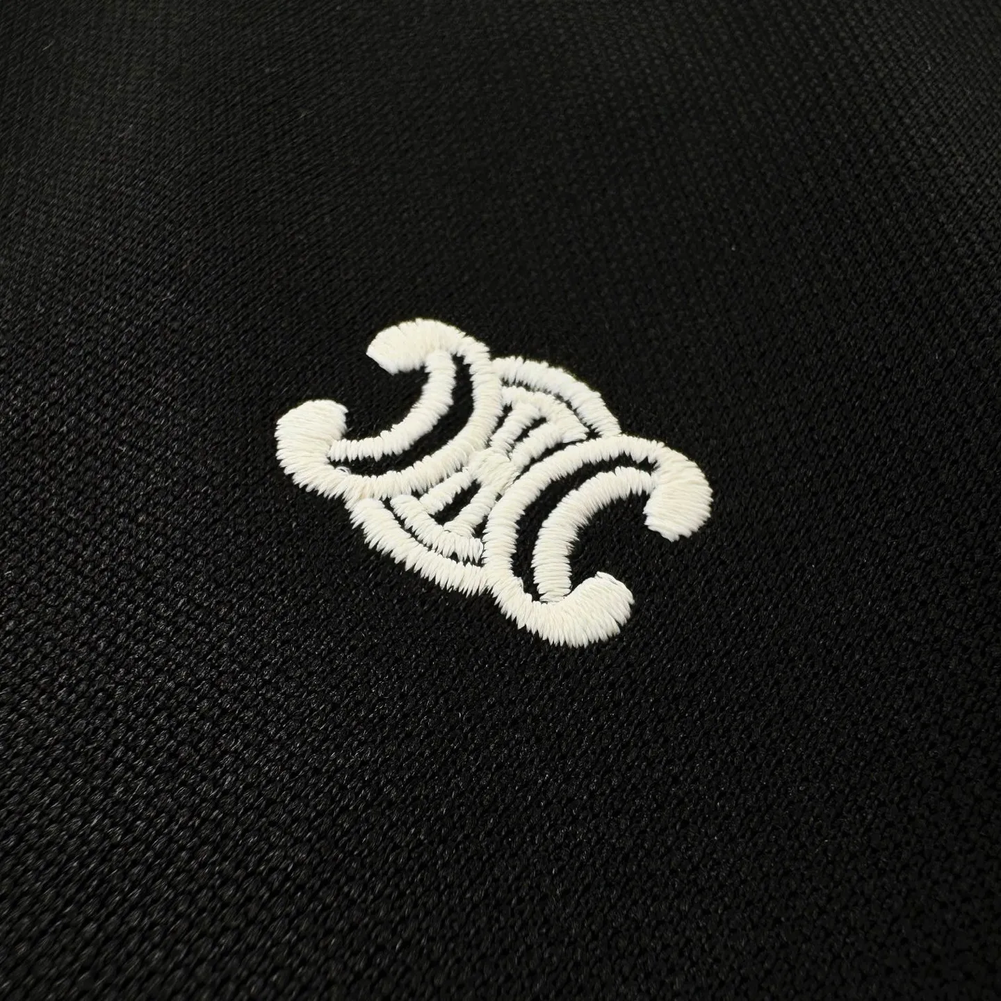 🅿️530 [Exclusive supply] Celine Arc de Triomphe embroidered jacket, originally purchased for RMB 14,000 and developed. The fabric is made of custom-made double-sided satin. It is delicate and smooth, as if caressing the early morning dew. It is comfortable and close to the skin. It is embellished with the iconic CELINE Arc de Triomphe embroidery and decorated with contrasting ribbons for sublimation. Black and off-white cleverly collide to enhance the visual impact. Simple yet stylish. Fashion and comfort coexist, playing the forefront of fashion. Unlock a new youthful attitude. Adopt imported machine embroidery technology, use advanced computer control systems and precision mechanical components to achieve Arc de Triomphe embroidery with high precision and smooth and delicate lines. The fabrics have been washed to give them a better feel and texture. They are not easy to deform, shrink or fade, and maintain their long-lasting beauty. Size:S-M-L-XL