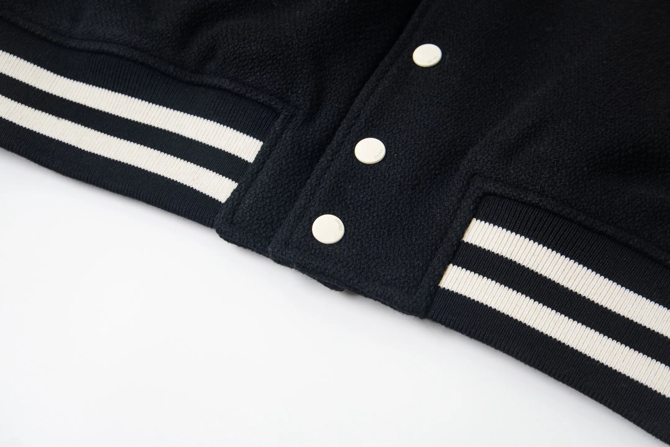 🅿️490 Celine Celine's new autumn and winter casual jacket with letter embroidery. This jacket is made of wool blended fabrics. It has an embroidered letter patch on the front of the jacket, a brand logo letter on the back, an engraved letter snap closure, a threaded neckline, hem cuffs, and a casual and versatile style. Same style for men and women! Size: XS-L
