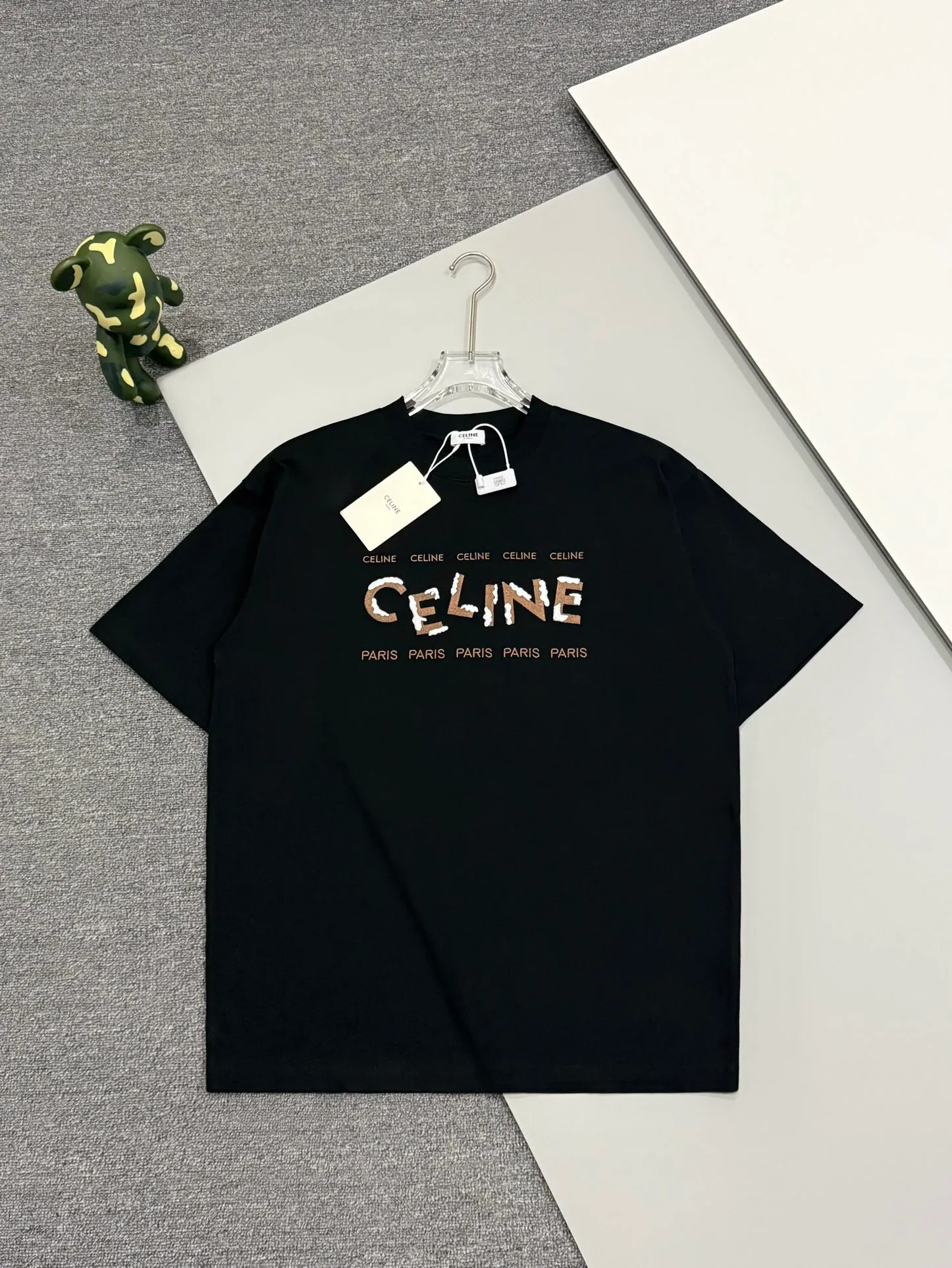 🅿️190 [High quality] CELINE 25ss front panel embroidery process, thickened two-color LOGO, English embroidery on the back, round neck short-sleeved T-shirt, with personalized street design style. The fabric is made of 32 counts of 280g fine cotton double yarn fabric. Customized same-tank dyed fabric. It feels very comfortable, fashionable and personalized. It is super versatile and good-looking. It is very suitable for both men and women. A must-have style. Tag, collar label, washed wheat, three complete labels, packaging, copy paper Packaging sticker color: black white size: S~XL