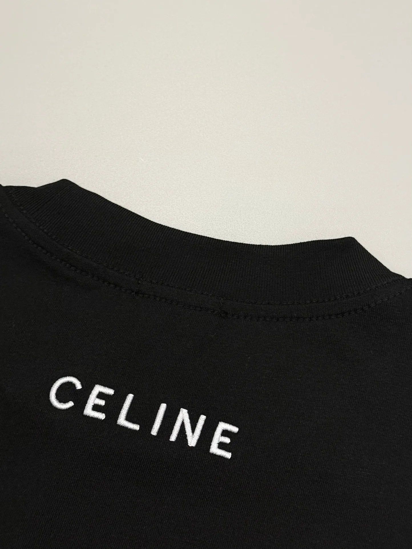 🅿️190 [High quality] CELINE 25ss front panel embroidery process, thickened two-color LOGO, English embroidery on the back, round neck short-sleeved T-shirt, with personalized street design style. The fabric is made of 32 counts of 280g fine cotton double yarn fabric. Customized same-tank dyed fabric. It feels very comfortable, fashionable and personalized. It is super versatile and good-looking. It is very suitable for both men and women. A must-have style. Tag, collar label, washed wheat, three complete labels, packaging, copy paper Packaging sticker color: black white size: S~XL