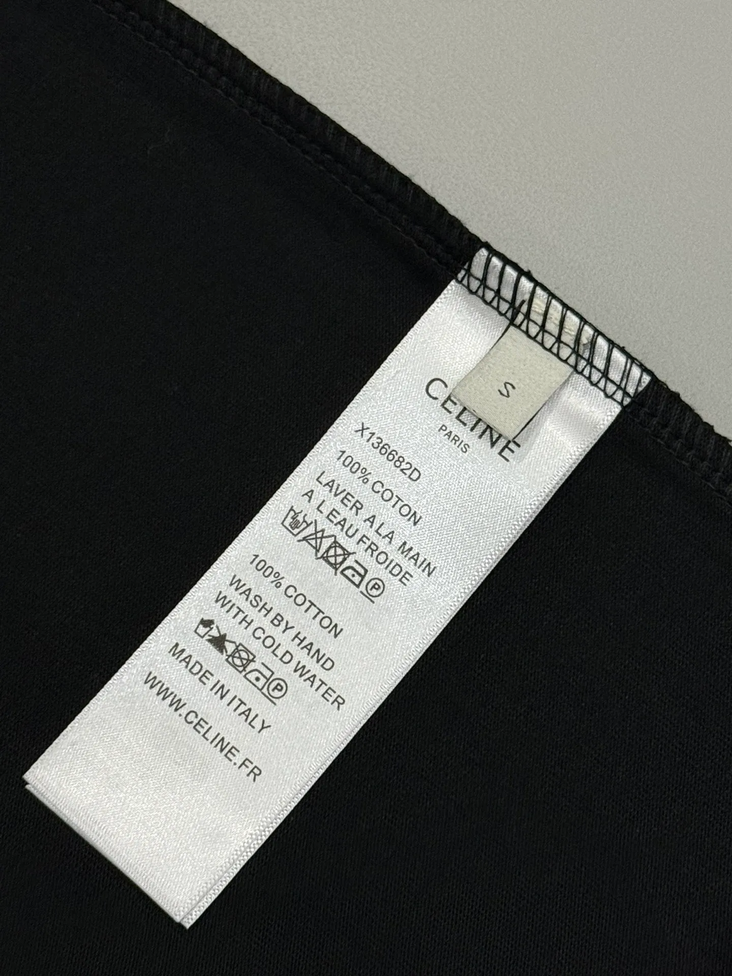 🅿️190 [High quality] CELINE 25ss front panel embroidery process, thickened two-color LOGO, English embroidery on the back, round neck short-sleeved T-shirt, with personalized street design style. The fabric is made of 32 counts of 280g fine cotton double yarn fabric. Customized same-tank dyed fabric. It feels very comfortable, fashionable and personalized. It is super versatile and good-looking. It is very suitable for both men and women. A must-have style. Tag, collar label, washed wheat, three complete labels, packaging, copy paper Packaging sticker color: black white size: S~XL