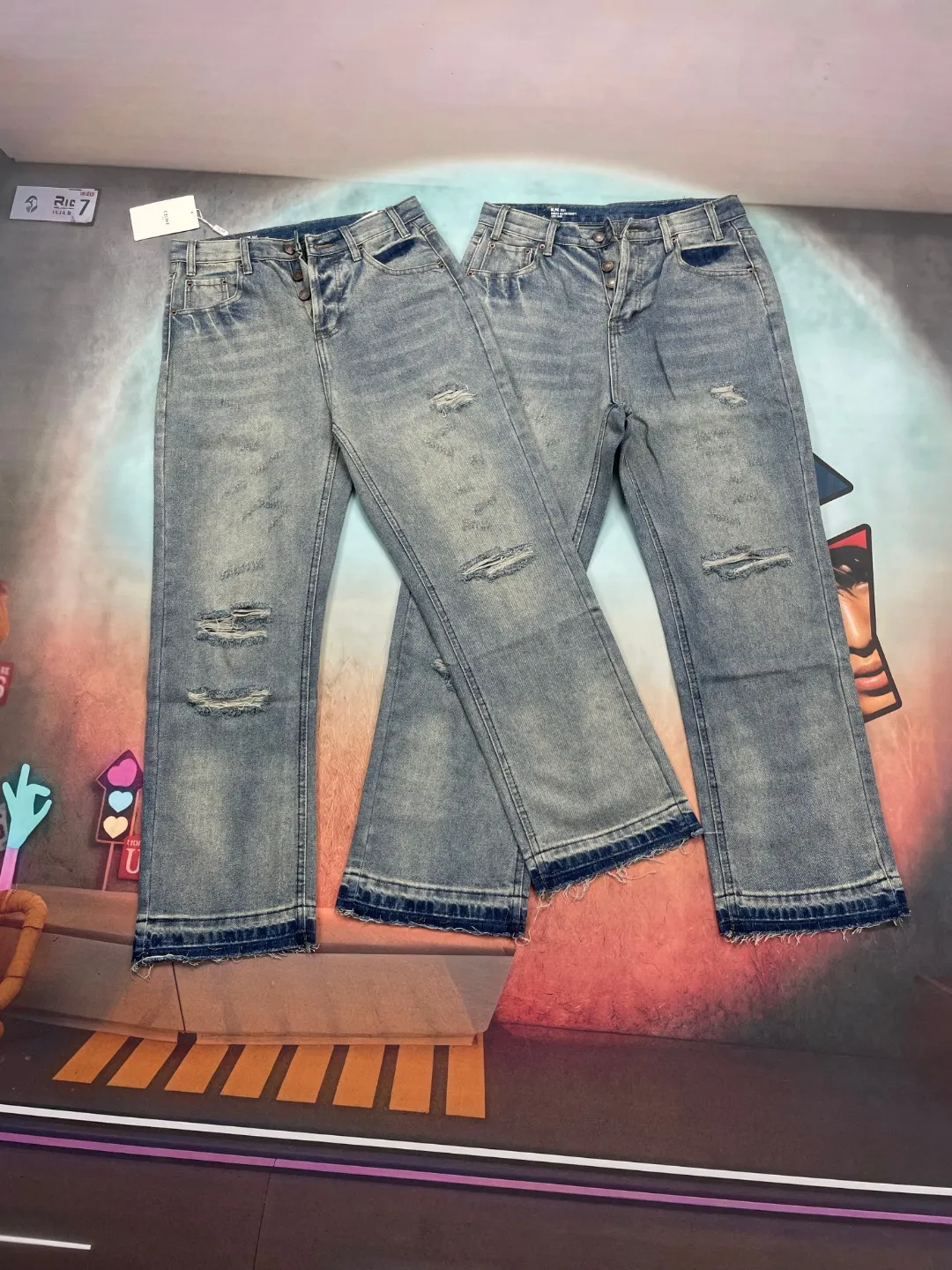 🅿️260 🔘Style number-CL112 🔘Céline𝐂𝐄𝐋𝐈𝐍𝐄 24SS knife ripped straight jeans* Celine is a brand that has always been at the forefront of fashion, and these jeans are even more trendy. It uses pure indigo fabric, which comes from the oldest denim factory in Japan. Its unique rope dyeing technology is rare in other denim brands. It immediately highlights its uniqueness and high quality. The cut and damaged design on the trousers, as well as the unique washed and damaged beards on the trouser legs, are full of details and very unique. The version is straight and loose. It was a very popular version in 2023 and has been worn by many fashion bloggers. This version is not flattering on your body shape and is comfortable and fashionable to wear. The matching suggestions are as follows: Street fashion style: wear a short black midriff-baring top and a black loose denim jacket, wear it open. Wear a pair of black high-top Converse or Balenciaga dad shoes, a black baseball cap, and a silver metal necklace to walk on the street and turn heads. Casual fashion style: wear a white loose T-shirt underneath, these jeans, and white sneakers. Carry a black simple crossbody bag for daily travel, casual and fashionable. For a cool and handsome personality: Choose a red cropped top and tuck it into your pants. Wear a pair of black thick-soled leather shoes, paired with some metallic bracelets and rings, and go to a music festival or party and you will be the center of attention.  Size: S M L XL XXL (28.30.32.34.36) Color: Blue