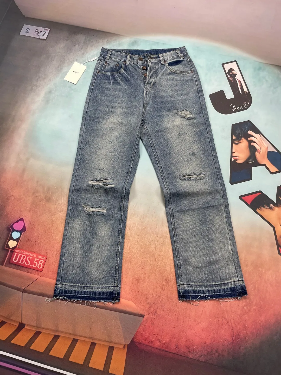 🅿️260 🔘Style number-CL112 🔘Céline𝐂𝐄𝐋𝐈𝐍𝐄 24SS knife ripped straight jeans* Celine is a brand that has always been at the forefront of fashion, and these jeans are even more trendy. It uses pure indigo fabric, which comes from the oldest denim factory in Japan. Its unique rope dyeing technology is rare in other denim brands. It immediately highlights its uniqueness and high quality. The cut and damaged design on the trousers, as well as the unique washed and damaged beards on the trouser legs, are full of details and very unique. The version is straight and loose. It was a very popular version in 2023 and has been worn by many fashion bloggers. This version is not flattering on your body shape and is comfortable and fashionable to wear. The matching suggestions are as follows: Street fashion style: wear a short black midriff-baring top and a black loose denim jacket, wear it open. Wear a pair of black high-top Converse or Balenciaga dad shoes, a black baseball cap, and a silver metal necklace to walk on the street and turn heads. Casual fashion style: wear a white loose T-shirt underneath, these jeans, and white sneakers. Carry a black simple crossbody bag for daily travel, casual and fashionable. For a cool and handsome personality: Choose a red cropped top and tuck it into your pants. Wear a pair of black thick-soled leather shoes, paired with some metallic bracelets and rings, and go to a music festival or party and you will be the center of attention.  Size: S M L XL XXL (28.30.32.34.36) Color: Blue