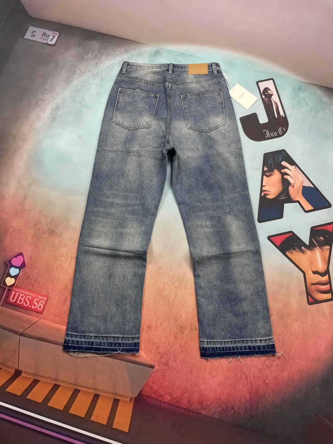 🅿️260 🔘Style number-CL112 🔘Céline𝐂𝐄𝐋𝐈𝐍𝐄 24SS knife ripped straight jeans* Celine is a brand that has always been at the forefront of fashion, and these jeans are even more trendy. It uses pure indigo fabric, which comes from the oldest denim factory in Japan. Its unique rope dyeing technology is rare in other denim brands. It immediately highlights its uniqueness and high quality. The cut and damaged design on the trousers, as well as the unique washed and damaged beards on the trouser legs, are full of details and very unique. The version is straight and loose. It was a very popular version in 2023 and has been worn by many fashion bloggers. This version is not flattering on your body shape and is comfortable and fashionable to wear. The matching suggestions are as follows: Street fashion style: wear a short black midriff-baring top and a black loose denim jacket, wear it open. Wear a pair of black high-top Converse or Balenciaga dad shoes, a black baseball cap, and a silver metal necklace to walk on the street and turn heads. Casual fashion style: wear a white loose T-shirt underneath, these jeans, and white sneakers. Carry a black simple crossbody bag for daily travel, casual and fashionable. For a cool and handsome personality: Choose a red cropped top and tuck it into your pants. Wear a pair of black thick-soled leather shoes, paired with some metallic bracelets and rings, and go to a music festival or party and you will be the center of attention.  Size: S M L XL XXL (28.30.32.34.36) Color: Blue