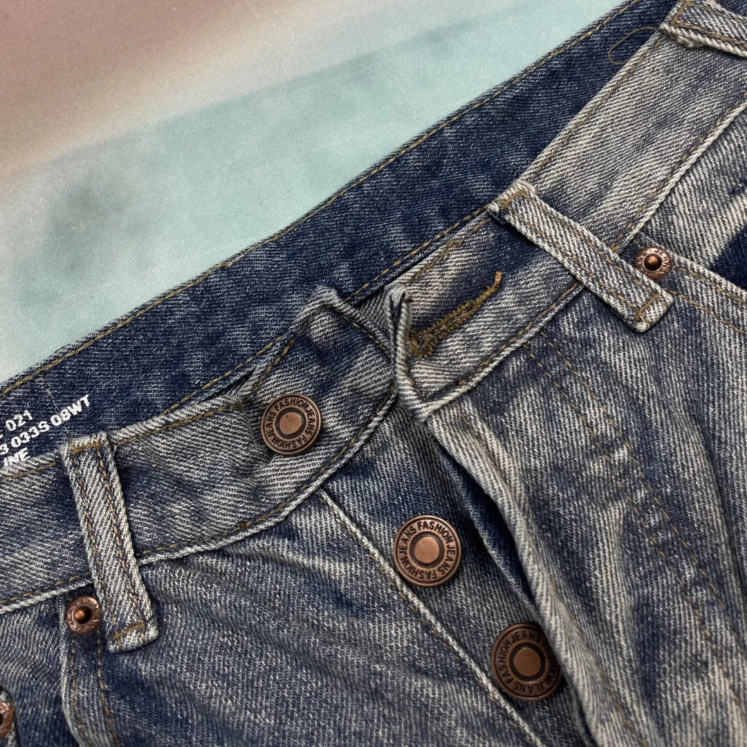 🅿️260 🔘Style number-CL112 🔘Céline𝐂𝐄𝐋𝐈𝐍𝐄 24SS knife ripped straight jeans* Celine is a brand that has always been at the forefront of fashion, and these jeans are even more trendy. It uses pure indigo fabric, which comes from the oldest denim factory in Japan. Its unique rope dyeing technology is rare in other denim brands. It immediately highlights its uniqueness and high quality. The cut and damaged design on the trousers, as well as the unique washed and damaged beards on the trouser legs, are full of details and very unique. The version is straight and loose. It was a very popular version in 2023 and has been worn by many fashion bloggers. This version is not flattering on your body shape and is comfortable and fashionable to wear. The matching suggestions are as follows: Street fashion style: wear a short black midriff-baring top and a black loose denim jacket, wear it open. Wear a pair of black high-top Converse or Balenciaga dad shoes, a black baseball cap, and a silver metal necklace to walk on the street and turn heads. Casual fashion style: wear a white loose T-shirt underneath, these jeans, and white sneakers. Carry a black simple crossbody bag for daily travel, casual and fashionable. For a cool and handsome personality: Choose a red cropped top and tuck it into your pants. Wear a pair of black thick-soled leather shoes, paired with some metallic bracelets and rings, and go to a music festival or party and you will be the center of attention.  Size: S M L XL XXL (28.30.32.34.36) Color: Blue