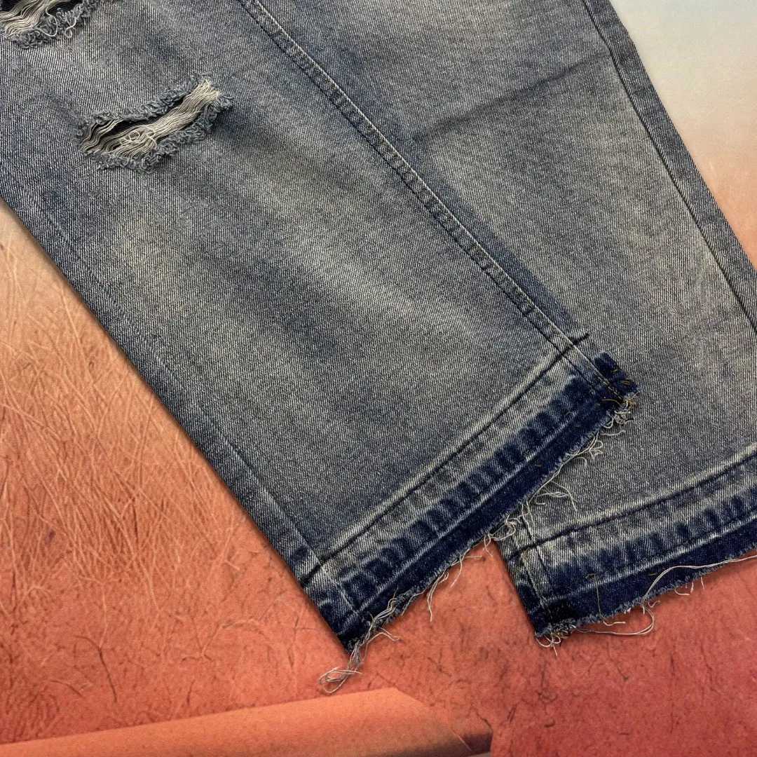 🅿️260 🔘Style number-CL112 🔘Céline𝐂𝐄𝐋𝐈𝐍𝐄 24SS knife ripped straight jeans* Celine is a brand that has always been at the forefront of fashion, and these jeans are even more trendy. It uses pure indigo fabric, which comes from the oldest denim factory in Japan. Its unique rope dyeing technology is rare in other denim brands. It immediately highlights its uniqueness and high quality. The cut and damaged design on the trousers, as well as the unique washed and damaged beards on the trouser legs, are full of details and very unique. The version is straight and loose. It was a very popular version in 2023 and has been worn by many fashion bloggers. This version is not flattering on your body shape and is comfortable and fashionable to wear. The matching suggestions are as follows: Street fashion style: wear a short black midriff-baring top and a black loose denim jacket, wear it open. Wear a pair of black high-top Converse or Balenciaga dad shoes, a black baseball cap, and a silver metal necklace to walk on the street and turn heads. Casual fashion style: wear a white loose T-shirt underneath, these jeans, and white sneakers. Carry a black simple crossbody bag for daily travel, casual and fashionable. For a cool and handsome personality: Choose a red cropped top and tuck it into your pants. Wear a pair of black thick-soled leather shoes, paired with some metallic bracelets and rings, and go to a music festival or party and you will be the center of attention.  Size: S M L XL XXL (28.30.32.34.36) Color: Blue