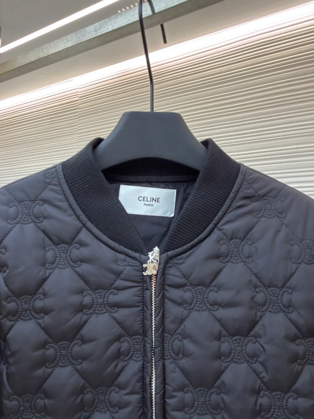 Celine all-print cotton jacket ●Original version: Purchased and developed for 23500 ●Item number: 1680915-B80 ●Fabric: Light obsidian diamond pattern nylon embroidered feather quilt fabric ●Technology: Made by infrared positioning cutting machine ●Version: Fitted version ●Weight: about 580 grams ●Size: 48-50-52-54 ●Description: Customized light obsidian diamond pattern nylon embroidered feather quilt fabric And silky soft nylon lining, excellent texture, comfortable and close to the skin, with pure black as the base color, exuding a mysterious and irresistible charm, with full-print brand logo elements as brush strokes, full of recognition, diamond quilting like mysterious runes, outlining a unique rhythm, baseball-leading elegant design, unlocking a new fashion realm of lightweight jackets. A fashion symbol that transcends the times, infrared positioning cutting machine achieves precise positioning of materials through infrared transmitters and infrared receivers. The accuracy can reach the micron level, thereby meeting the effect of high-precision cutting of plaid alignment. Dry point symmetrical positioning method uses high-precision measuring tools to make marks, and then gradually installs the zipper on the garment. Finally, it is finely ironed to make the fabric around the zipper smooth and compliant. It is beautiful and neat. The template machine opens the bag. The preset template guides the position, shape and size of the bag. The accuracy ensures the quality of the bag opening effect. The overall wiring is straight and delicate, the fabric is comfortable and soft, and the color is consistent without color difference. It can be matched with the same style to create a fashionable look and control various occasions. Customized accessories, complete with three standards, same style for men and women!