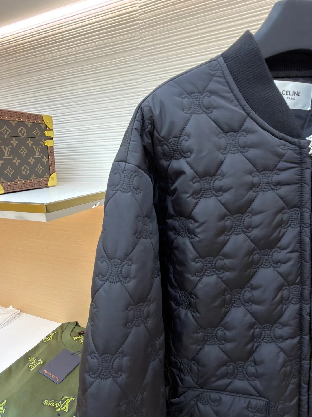 Celine all-print cotton jacket ●Original version: Purchased and developed for 23500 ●Item number: 1680915-B80 ●Fabric: Light obsidian diamond pattern nylon embroidered feather quilt fabric ●Technology: Made by infrared positioning cutting machine ●Version: Fitted version ●Weight: about 580 grams ●Size: 48-50-52-54 ●Description: Customized light obsidian diamond pattern nylon embroidered feather quilt fabric And silky soft nylon lining, excellent texture, comfortable and close to the skin, with pure black as the base color, exuding a mysterious and irresistible charm, with full-print brand logo elements as brush strokes, full of recognition, diamond quilting like mysterious runes, outlining a unique rhythm, baseball-leading elegant design, unlocking a new fashion realm of lightweight jackets. A fashion symbol that transcends the times, infrared positioning cutting machine achieves precise positioning of materials through infrared transmitters and infrared receivers. The accuracy can reach the micron level, thereby meeting the effect of high-precision cutting of plaid alignment. Dry point symmetrical positioning method uses high-precision measuring tools to make marks, and then gradually installs the zipper on the garment. Finally, it is finely ironed to make the fabric around the zipper smooth and compliant. It is beautiful and neat. The template machine opens the bag. The preset template guides the position, shape and size of the bag. The accuracy ensures the quality of the bag opening effect. The overall wiring is straight and delicate, the fabric is comfortable and soft, and the color is consistent without color difference. It can be matched with the same style to create a fashionable look and control various occasions. Customized accessories, complete with three standards, same style for men and women!