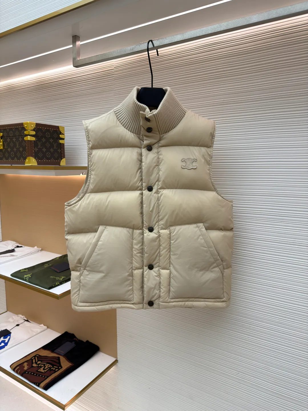 Celine lightweight sleeveless down jacket [Women's clothing] ●Item number: 1681072-C65 ●Fabric: Outer layer: nylon fabric; Inner layer: white duck down ●Technology: Mechanical down filling ●Version: Fitted version ●Weight: about 435 grams ●Size: 36-38-40 ●Description: The fabric is made of 100% nylon (nylon). Its high-density structure achieves excellent windproof effect. It also has strong wear resistance and wrinkle resistance. It is scratch-free for daily wear and can be easily taken care of. The inner lining is made of 100% polyamide, which has a smooth texture and further enhances wearing comfort and freedom of movement. The TRIOMPHE signature patch is carefully crafted with high-density foam padding and embroidery technology. Each embroidery trace is precise and neat, and the back is lined and hemmed to ensure neatness inside and outside, the stitches are even and fine, the three-dimensional relief texture lasts as new, and the extraordinary creative spirit is demonstrated in every detail. The lining is fully hemmed, and the seams are flat and smooth, eliminating friction. Quilting encryption technology is implemented in key parts to effectively prevent down displacement and ensure that it maintains a uniform and fluffy shape for long-term wear. TRIOMPHE custom-made snap buttons, each snap button is firmly stitched, opens and closes smoothly, taking into account both practical function and exquisite aesthetics. The ribbed wool high collar is woven with fine wool and has moderate elasticity. It can closely fit the curve of the neck, achieve windproofing and warmth without leaving gaps, and gently care for sensitive skin. White duck down has high down content and excellent fluffiness. It is filled with a scientific ratio of duck down and polyester fiber, and combines the efficient temperature-locking properties of duck down with the long-lasting support of polyester fiber to create a lightweight, non-sense yet warm and reliable thermal insulation system, making it easier to keep out the cold. The overall wiring is straight and delicate, the fabric is comfortable and soft, and the color is consistent without color difference. It can be matched with the same style to create a fashionable look and control various occasions. Customized accessories, complete with three standards, same style for men and women!