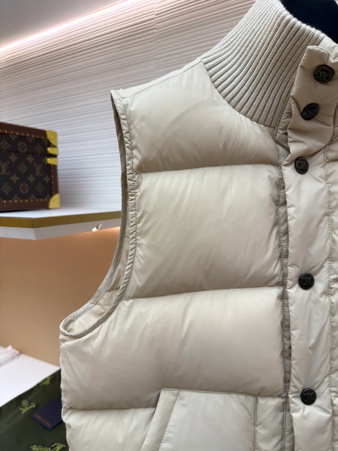 Celine lightweight sleeveless down jacket [Women's clothing] ●Item number: 1681072-C65 ●Fabric: Outer layer: nylon fabric; Inner layer: white duck down ●Technology: Mechanical down filling ●Version: Fitted version ●Weight: about 435 grams ●Size: 36-38-40 ●Description: The fabric is made of 100% nylon (nylon). Its high-density structure achieves excellent windproof effect. It also has strong wear resistance and wrinkle resistance. It is scratch-free for daily wear and can be easily taken care of. The inner lining is made of 100% polyamide, which has a smooth texture and further enhances wearing comfort and freedom of movement. The TRIOMPHE signature patch is carefully crafted with high-density foam padding and embroidery technology. Each embroidery trace is precise and neat, and the back is lined and hemmed to ensure neatness inside and outside, the stitches are even and fine, the three-dimensional relief texture lasts as new, and the extraordinary creative spirit is demonstrated in every detail. The lining is fully hemmed, and the seams are flat and smooth, eliminating friction. Quilting encryption technology is implemented in key parts to effectively prevent down displacement and ensure that it maintains a uniform and fluffy shape for long-term wear. TRIOMPHE custom-made snap buttons, each snap button is firmly stitched, opens and closes smoothly, taking into account both practical function and exquisite aesthetics. The ribbed wool high collar is woven with fine wool and has moderate elasticity. It can closely fit the curve of the neck, achieve windproofing and warmth without leaving gaps, and gently care for sensitive skin. White duck down has high down content and excellent fluffiness. It is filled with a scientific ratio of duck down and polyester fiber, and combines the efficient temperature-locking properties of duck down with the long-lasting support of polyester fiber to create a lightweight, non-sense yet warm and reliable thermal insulation system, making it easier to keep out the cold. The overall wiring is straight and delicate, the fabric is comfortable and soft, and the color is consistent without color difference. It can be matched with the same style to create a fashionable look and control various occasions. Customized accessories, complete with three standards, same style for men and women!