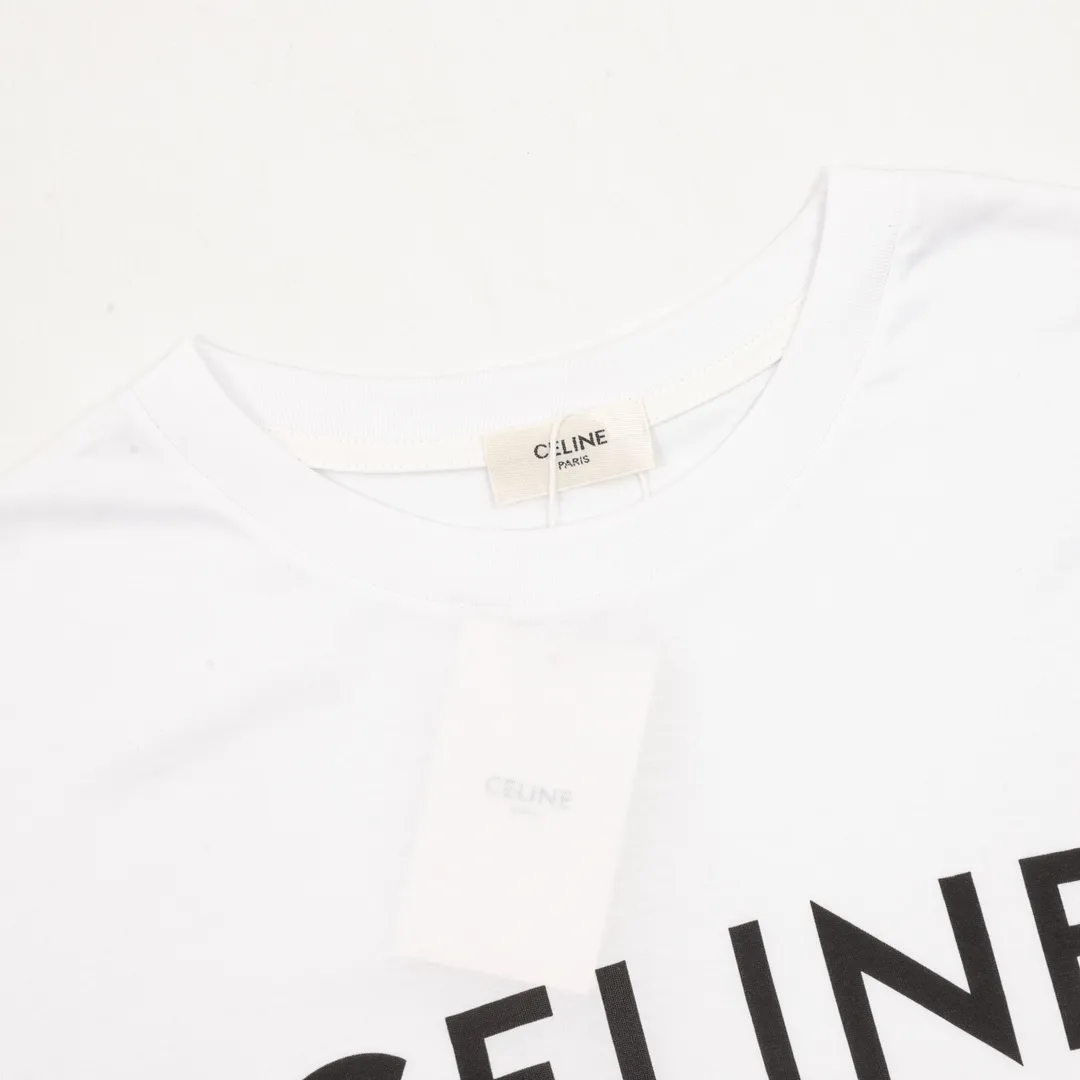 🅿️210 CELINE/Celine classic letter print basic short-sleeved T-shirt CE short-sleeved T-shirt with refreshing and clean temperament Summer T-shirt season is here, are you ready? ! Made of selected thick plain woven cotton, the texture of the fabric is porcelain and very elegant. The high-weight cotton is very breathable and moisture-wicking. The loose T-shirt is cut in a loose fit, which is looser than ordinary casual T-shirts. OVERSIZE's street style. The upper body is like a fashion girl, a trendy BOY. The CE letter logo on the chest embellishes the overall sense of luxury. The matte frosted foam craftsmanship is very classy. Customized cross rib collar, the collar will not deform after a lifetime of wear! , the simple style is easy to wear and versatile. The temperament is refreshing and clean, very tender; elegant and fashionable! No matter how you match it with your upper body, it is always a very elegant style! size：S-L