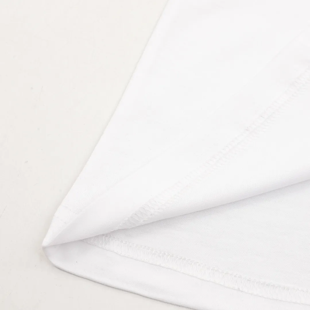 🅿️210 CELINE/Celine classic letter print basic short-sleeved T-shirt CE short-sleeved T-shirt with refreshing and clean temperament Summer T-shirt season is here, are you ready? ! Made of selected thick plain woven cotton, the texture of the fabric is porcelain and very elegant. The high-weight cotton is very breathable and moisture-wicking. The loose T-shirt is cut in a loose fit, which is looser than ordinary casual T-shirts. OVERSIZE's street style. The upper body is like a fashion girl, a trendy BOY. The CE letter logo on the chest embellishes the overall sense of luxury. The matte frosted foam craftsmanship is very classy. Customized cross rib collar, the collar will not deform after a lifetime of wear! , the simple style is easy to wear and versatile. The temperament is refreshing and clean, very tender; elegant and fashionable! No matter how you match it with your upper body, it is always a very elegant style! size：S-L