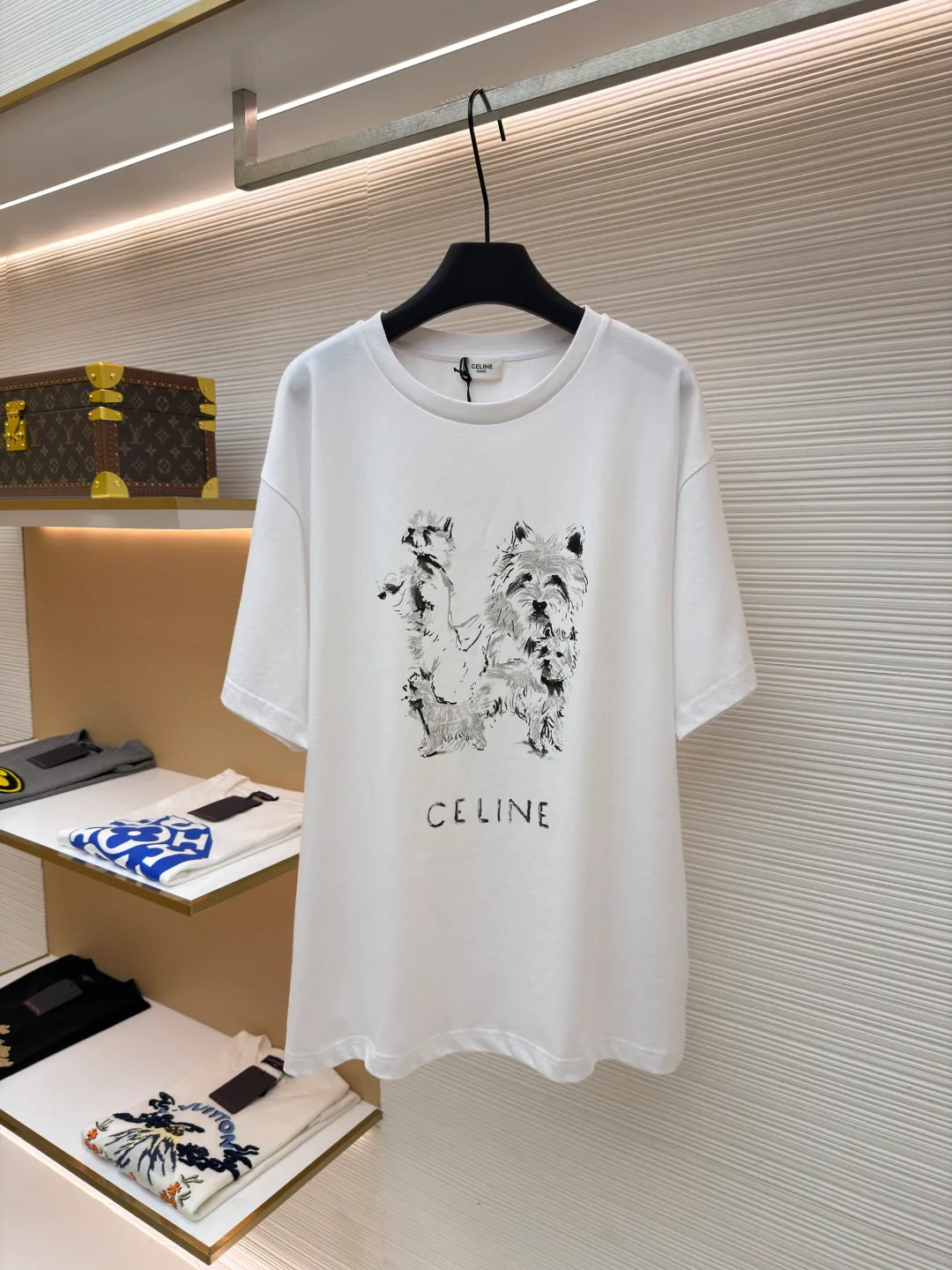 Celine Sketch Puppy Round Neck Short Sleeve ●Original version: Purchased and developed for 5700 ●Item number: 1682027-A00 ●Fabric: plain knitted fabric ●Technology: printing production ●Color: white ●Version: fitted version ●Weight: about 290 grams ●Size: XS-S-M-L ●Description: Made of 15S fine cotton plain fabric, 230g; with 32S double yarn thread, 300g. Plain weave fabric made from combed cotton fibers has a more orderly arrangement and higher density than ordinary cotton, so it has better texture and luster. 15S fine cotton plain fabric is a high-quality cotton fabric with the characteristics of softness, comfort, good breathability, and good durability. Water-based fiber slurry dot printing is an environmentally friendly and sophisticated printing process. It is characterized by using water-based environmentally friendly slurry as the medium, and transferring the slurry to the surface of the fabric in the form of dots through a high-mesh screen. The core of the process lies in the use of high-precision dot distribution to achieve delicate transitions and layered expressions of color. Compared with traditional full-page printing, it saves slurry and has excellent breathability. Since the water-based slurry does not contain plasticizers, the printed area feels soft to the touch, almost like the original texture of the fabric, without the hardening or sticky feeling of offset printing, and can be better integrated with the fabric fibers to present a matte matte effect in the printed area, with soft and natural color saturation. The tiny gaps between dots make the pattern visually translucent and hazy, especially on light-colored fabrics. After the slurry is cured, it still maintains the natural drape and elasticity of the fiber, has good washing resistance, and is not easy to crack or fade. The overall wiring is straight and delicate, the fabric is comfortable and soft, and the color is consistent without color difference. It can be matched with the same style to create a fashionable look and control various occasions. Customized accessories, complete with three standards, same style for men and women!