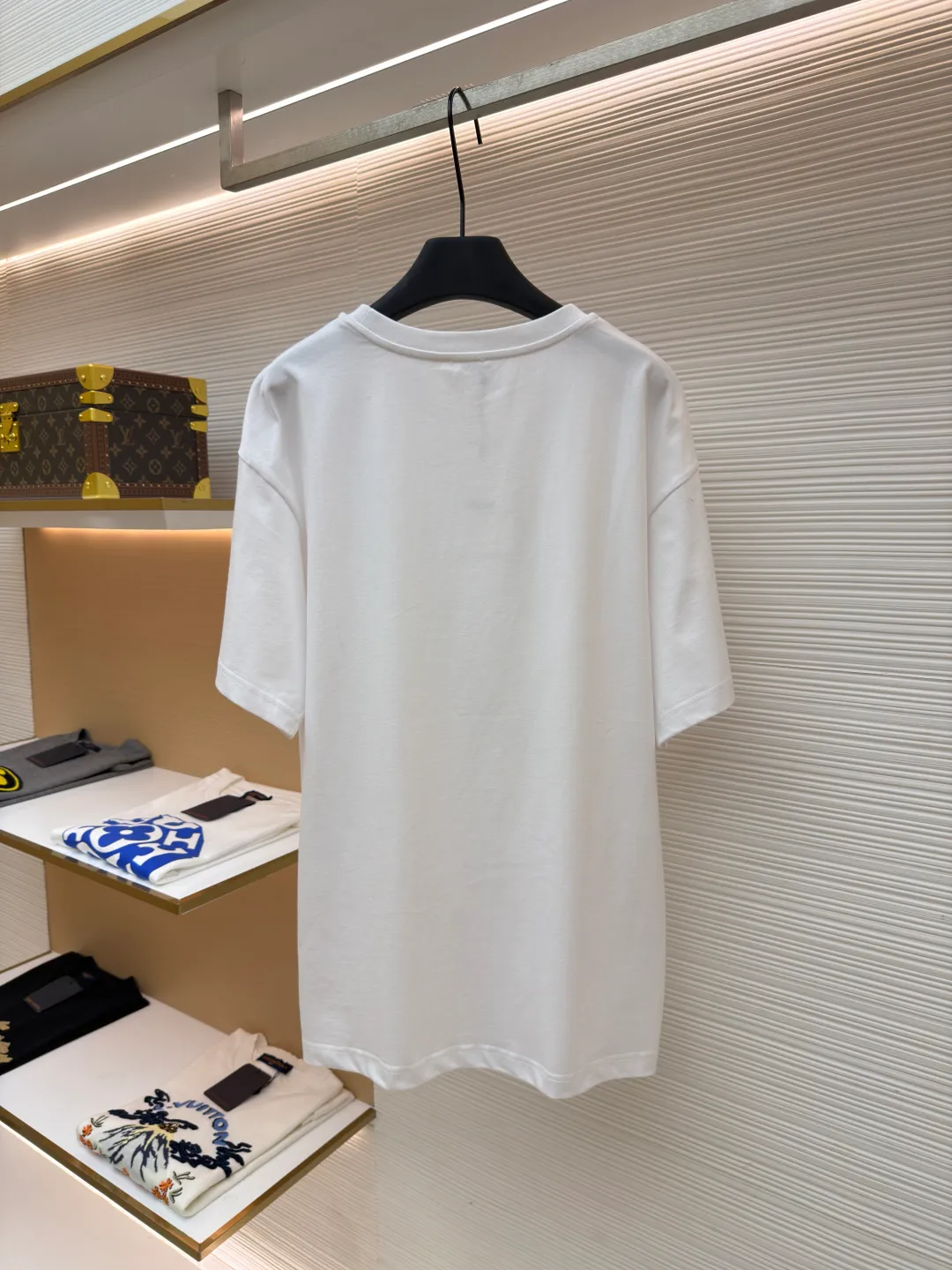 Celine Sketch Puppy Round Neck Short Sleeve ●Original version: Purchased and developed for 5700 ●Item number: 1682027-A00 ●Fabric: plain knitted fabric ●Technology: printing production ●Color: white ●Version: fitted version ●Weight: about 290 grams ●Size: XS-S-M-L ●Description: Made of 15S fine cotton plain fabric, 230g; with 32S double yarn thread, 300g. Plain weave fabric made from combed cotton fibers has a more orderly arrangement and higher density than ordinary cotton, so it has better texture and luster. 15S fine cotton plain fabric is a high-quality cotton fabric with the characteristics of softness, comfort, good breathability, and good durability. Water-based fiber slurry dot printing is an environmentally friendly and sophisticated printing process. It is characterized by using water-based environmentally friendly slurry as the medium, and transferring the slurry to the surface of the fabric in the form of dots through a high-mesh screen. The core of the process lies in the use of high-precision dot distribution to achieve delicate transitions and layered expressions of color. Compared with traditional full-page printing, it saves slurry and has excellent breathability. Since the water-based slurry does not contain plasticizers, the printed area feels soft to the touch, almost like the original texture of the fabric, without the hardening or sticky feeling of offset printing, and can be better integrated with the fabric fibers to present a matte matte effect in the printed area, with soft and natural color saturation. The tiny gaps between dots make the pattern visually translucent and hazy, especially on light-colored fabrics. After the slurry is cured, it still maintains the natural drape and elasticity of the fiber, has good washing resistance, and is not easy to crack or fade. The overall wiring is straight and delicate, the fabric is comfortable and soft, and the color is consistent without color difference. It can be matched with the same style to create a fashionable look and control various occasions. Customized accessories, complete with three standards, same style for men and women!