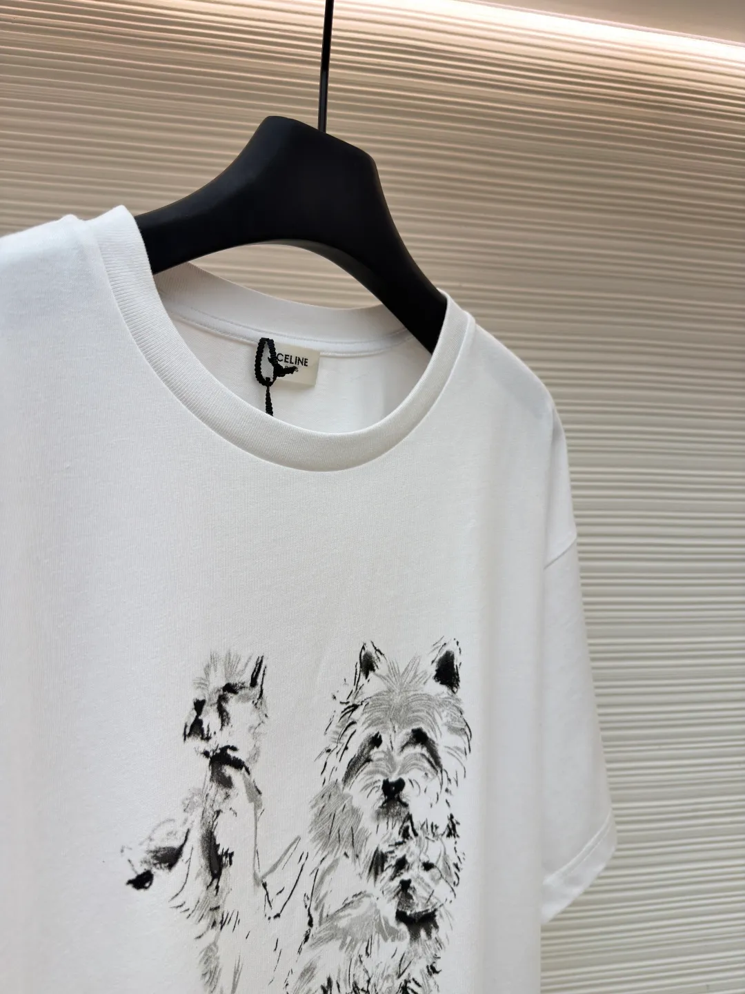Celine Sketch Puppy Round Neck Short Sleeve ●Original version: Purchased and developed for 5700 ●Item number: 1682027-A00 ●Fabric: plain knitted fabric ●Technology: printing production ●Color: white ●Version: fitted version ●Weight: about 290 grams ●Size: XS-S-M-L ●Description: Made of 15S fine cotton plain fabric, 230g; with 32S double yarn thread, 300g. Plain weave fabric made from combed cotton fibers has a more orderly arrangement and higher density than ordinary cotton, so it has better texture and luster. 15S fine cotton plain fabric is a high-quality cotton fabric with the characteristics of softness, comfort, good breathability, and good durability. Water-based fiber slurry dot printing is an environmentally friendly and sophisticated printing process. It is characterized by using water-based environmentally friendly slurry as the medium, and transferring the slurry to the surface of the fabric in the form of dots through a high-mesh screen. The core of the process lies in the use of high-precision dot distribution to achieve delicate transitions and layered expressions of color. Compared with traditional full-page printing, it saves slurry and has excellent breathability. Since the water-based slurry does not contain plasticizers, the printed area feels soft to the touch, almost like the original texture of the fabric, without the hardening or sticky feeling of offset printing, and can be better integrated with the fabric fibers to present a matte matte effect in the printed area, with soft and natural color saturation. The tiny gaps between dots make the pattern visually translucent and hazy, especially on light-colored fabrics. After the slurry is cured, it still maintains the natural drape and elasticity of the fiber, has good washing resistance, and is not easy to crack or fade. The overall wiring is straight and delicate, the fabric is comfortable and soft, and the color is consistent without color difference. It can be matched with the same style to create a fashionable look and control various occasions. Customized accessories, complete with three standards, same style for men and women!