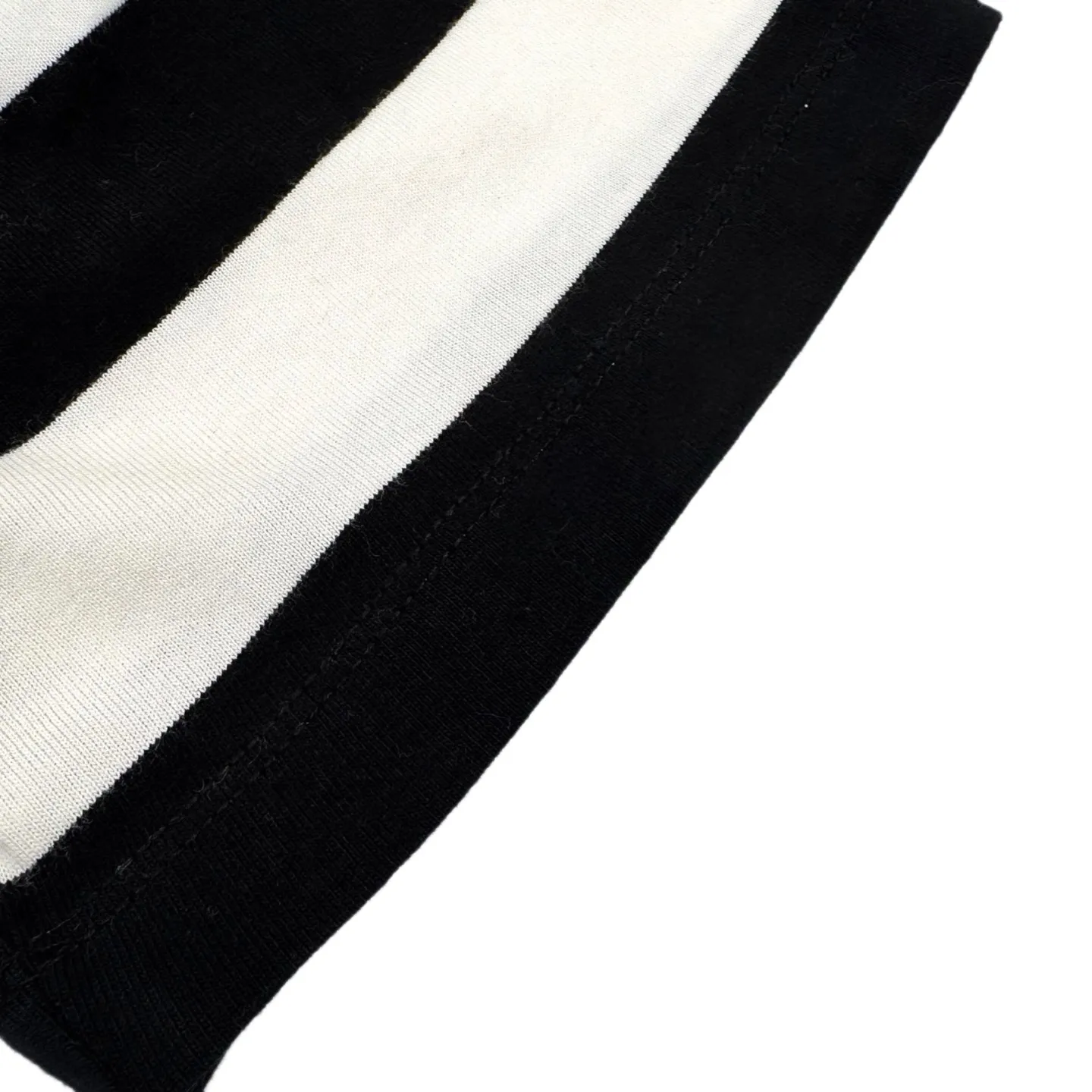 🅿️280 [Exclusive supply] Celine Arc de Triomphe embroidered striped short sleeves. Original purchase and development of 5,500 yuan. The fabric is made of custom-made luxury contrasting striped mercerized cotton plain fabric. It is soft and delicate, comfortable and close to the skin. Classic black and white are intertwined in the form of stripes, just like the black and white keys on a piano, playing a harmonious rhythm. The iconic Celine Arc de Triomphe embroidery is embellished on the chest. Three-dimensional and vivid, fully recognizable. The dropped shoulder design is like a stroke of genius. Collision creates a different kind of visual rhythm. The beauty of layers is all in the stripes, using imported machine embroidery technology. Use advanced computer control systems and precision mechanical components to realize the Arc de Triomphe embroidery operation with high precision. Smooth and delicate lines, ergonomic three-dimensional cutting. Return to traditional craft techniques through segmentation, folding, shrinking and stretching techniques. The so-called slow work produces fine work, which is respect for the material. The pursuit of feel. Complex and tedious workmanship. Slow timeliness and high loss. Process 3: The fabrics have been washed to give them a better feel and texture. They are not easy to deform, shrink or fade, and maintain their long-lasting beauty. Size:S/M/L/XL