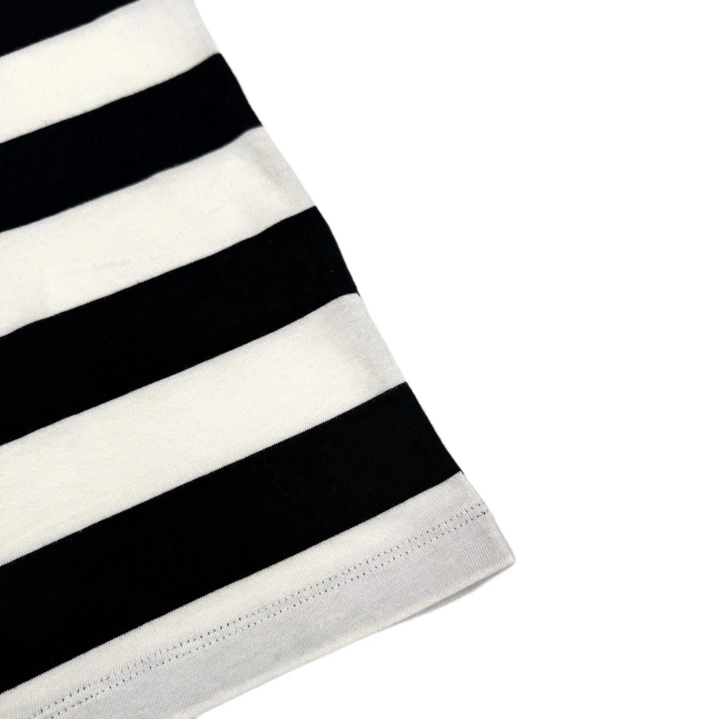 🅿️280 [Exclusive supply] Celine Arc de Triomphe embroidered striped short sleeves. Original purchase and development of 5,500 yuan. The fabric is made of custom-made luxury contrasting striped mercerized cotton plain fabric. It is soft and delicate, comfortable and close to the skin. Classic black and white are intertwined in the form of stripes, just like the black and white keys on a piano, playing a harmonious rhythm. The iconic Celine Arc de Triomphe embroidery is embellished on the chest. Three-dimensional and vivid, fully recognizable. The dropped shoulder design is like a stroke of genius. Collision creates a different kind of visual rhythm. The beauty of layers is all in the stripes, using imported machine embroidery technology. Use advanced computer control systems and precision mechanical components to realize the Arc de Triomphe embroidery operation with high precision. Smooth and delicate lines, ergonomic three-dimensional cutting. Return to traditional craft techniques through segmentation, folding, shrinking and stretching techniques. The so-called slow work produces fine work, which is respect for the material. The pursuit of feel. Complex and tedious workmanship. Slow timeliness and high loss. Process 3: The fabrics have been washed to give them a better feel and texture. They are not easy to deform, shrink or fade, and maintain their long-lasting beauty. Size:S/M/L/XL