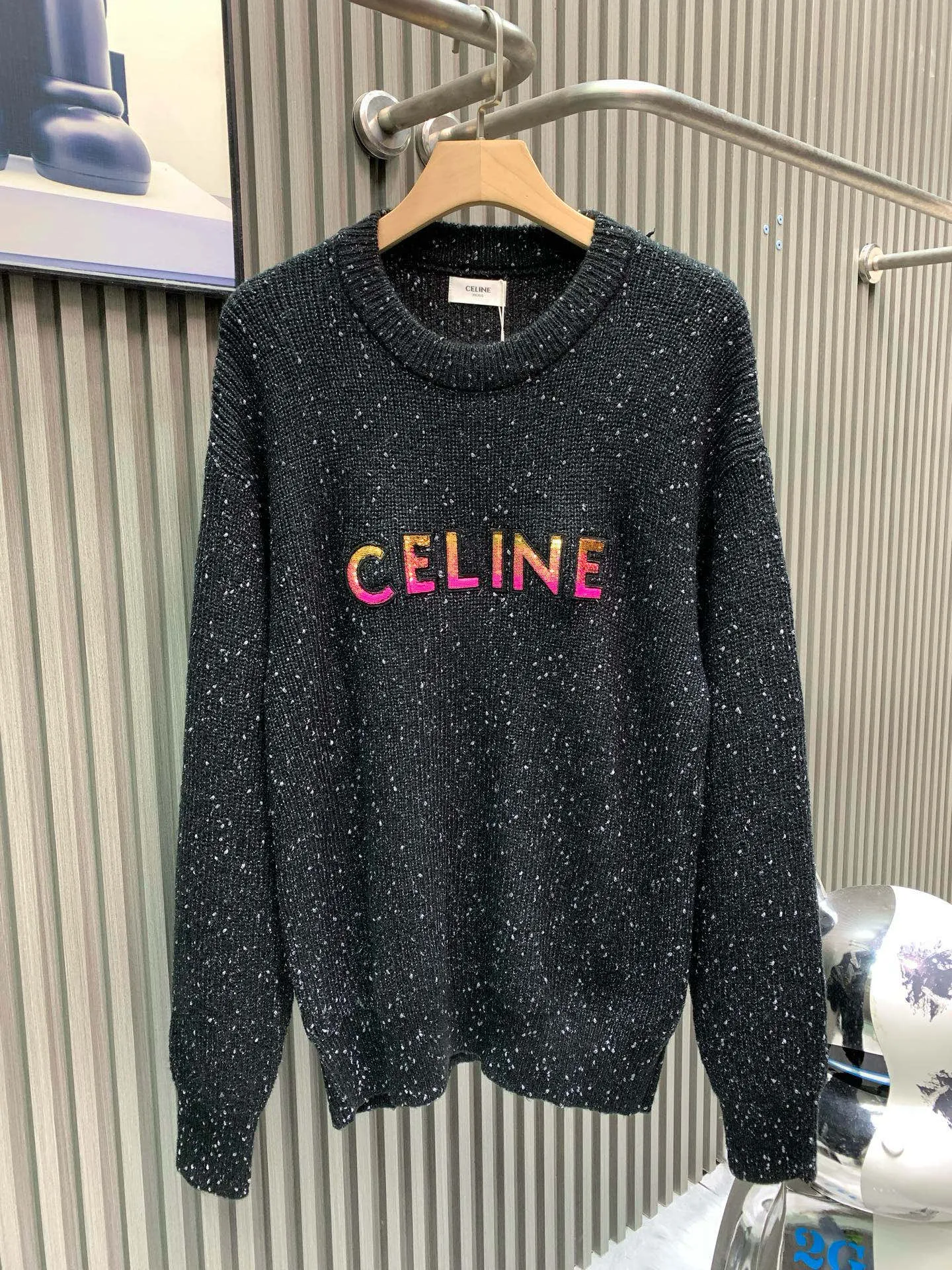 🅿️380 🀄️ CELINE Celine new style knitted pullover for men and women in autumn and winter 2025. Limited edition at New York Soho store. French luxury brand celine uses custom-made wool blended fabrics. It is an elegant and fashionable style. The quality is absolutely guaranteed. The classic and fashionable style will never go out of style. The clothes are thicker, which makes the overall softness and full texture cause extreme comfort. The sequin embroidery design of the logo pattern on the body is low-key yet fashionable. The workmanship of the overall clothes perfectly reflects the brand's design concept and sophisticated production technology. You can choose from them. Whether you go out daily or do sports, you can show your personal taste.