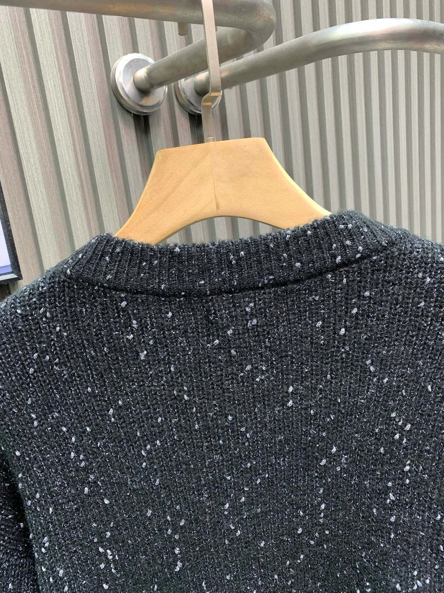 🅿️380 🀄️ CELINE Celine new style knitted pullover for men and women in autumn and winter 2025. Limited edition at New York Soho store. French luxury brand celine uses custom-made wool blended fabrics. It is an elegant and fashionable style. The quality is absolutely guaranteed. The classic and fashionable style will never go out of style. The clothes are thicker, which makes the overall softness and full texture cause extreme comfort. The sequin embroidery design of the logo pattern on the body is low-key yet fashionable. The workmanship of the overall clothes perfectly reflects the brand's design concept and sophisticated production technology. You can choose from them. Whether you go out daily or do sports, you can show your personal taste.