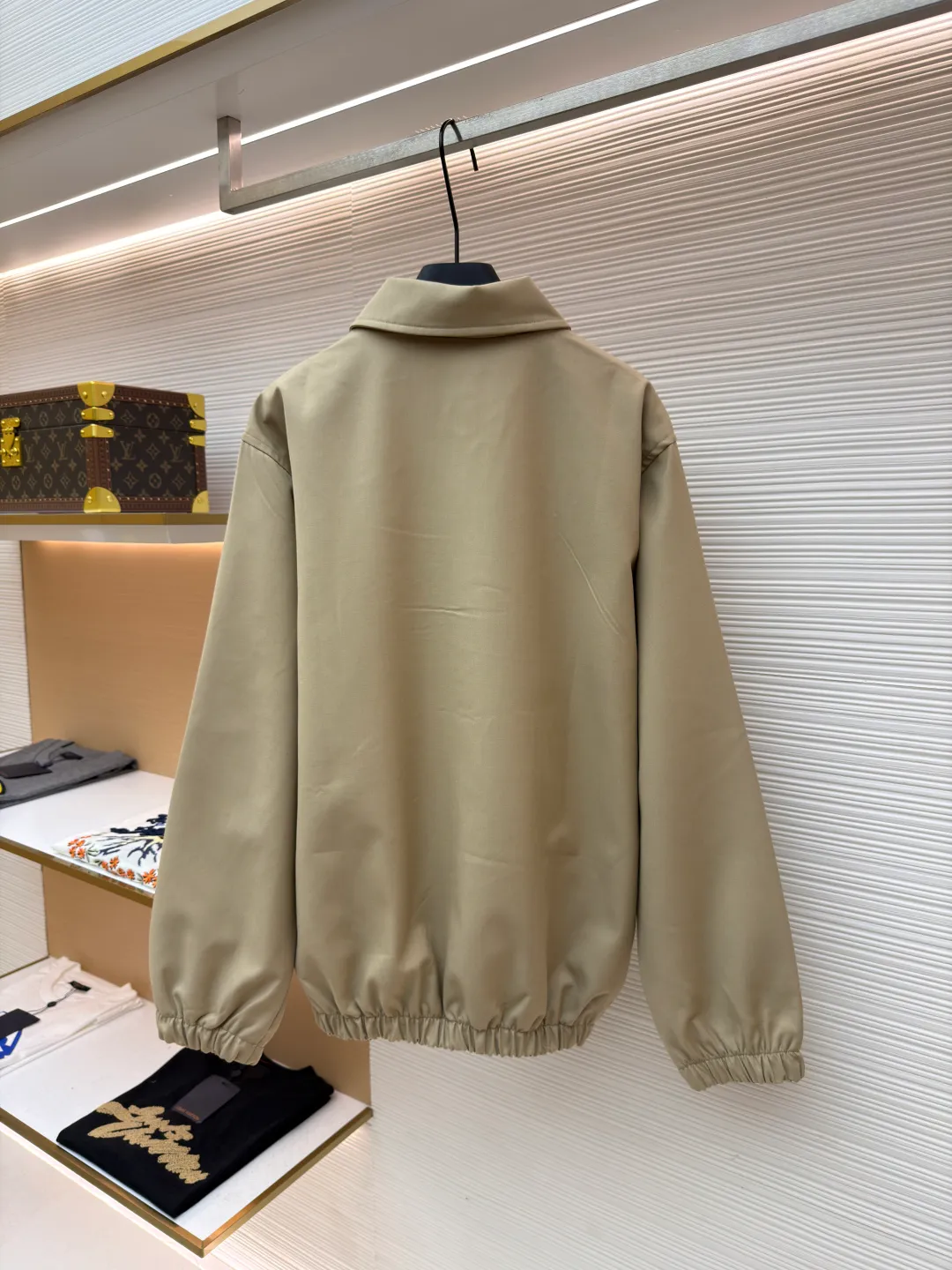 Celine embroidered Arc de Triomphe zipper cadre jacket ●Original version: Purchased and developed for 19500 ●Item number: 1681609-A90 ●Fabric: combed cotton fabric ●Technology: embroidery production ●Color: Khaki ●Version: Fitted version ●Weight: about 740 grams ●Size: S-M-L-XL ●Description: Made of 32-count combed cotton fabric, custom-woven with 60% wool content. Double layer composite thickening, weight is about 400 grams. Lined with high-density spun lining. The zipper uses electroplated hardware and bright silver pull bars, and the zipper uses European-style imported zippers, decorated with composite cowhide sliders. The embroidery uses 3D three-dimensional embroidery, and the chest is embellished with Arc de Triomphe embroidery. Add a touch of simple, high-end style. The shirt collar is made of double layers and ironed to make the upper body of the clothes more three-dimensional. The entire garment is made using a special machine. Fabric: 62% wool, 38% cotton Lining: 100% viscose Pocket lining: 100% cotton TRIOMPHE embroidered loose fit shirt collar, 2 slant suit pockets Elastic waistband and cuffs, zipper closure with TRIOMPHE embossed leather zipper pullers. The overall wiring is straight and delicate, the fabric is comfortable and soft, and the color is consistent without color difference. It can be matched with the same style to create a fashionable look and control various occasions. Customized accessories, complete with three standards, same style for men and women!