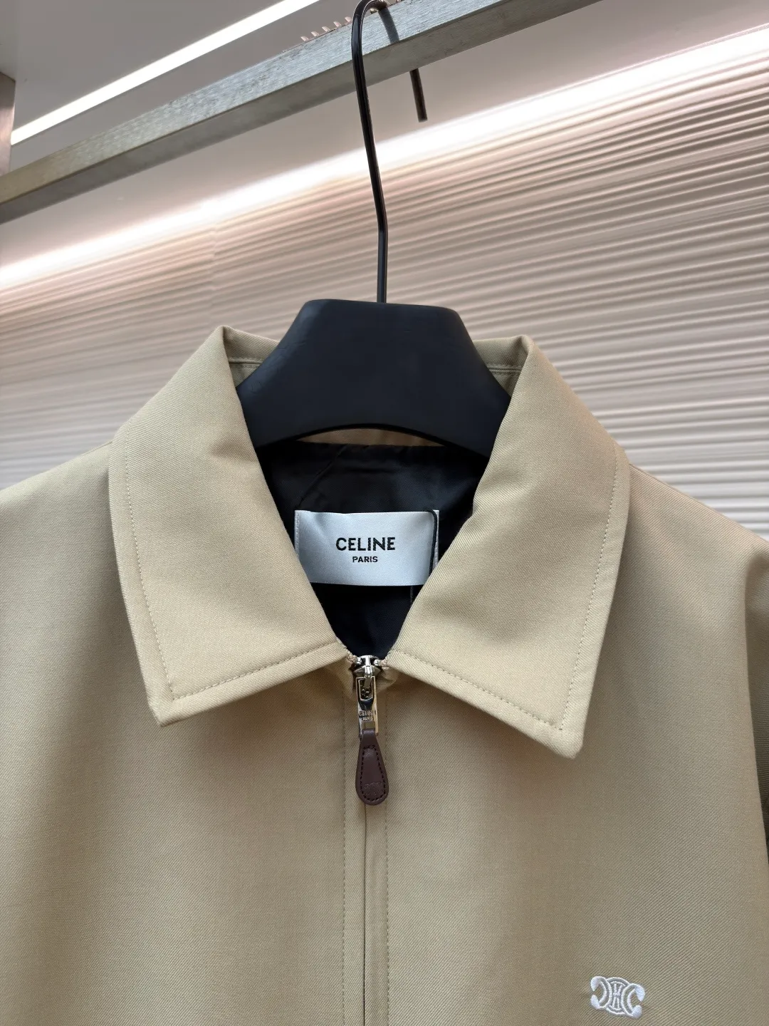 Celine embroidered Arc de Triomphe zipper cadre jacket ●Original version: Purchased and developed for 19500 ●Item number: 1681609-A90 ●Fabric: combed cotton fabric ●Technology: embroidery production ●Color: Khaki ●Version: Fitted version ●Weight: about 740 grams ●Size: S-M-L-XL ●Description: Made of 32-count combed cotton fabric, custom-woven with 60% wool content. Double layer composite thickening, weight is about 400 grams. Lined with high-density spun lining. The zipper uses electroplated hardware and bright silver pull bars, and the zipper uses European-style imported zippers, decorated with composite cowhide sliders. The embroidery uses 3D three-dimensional embroidery, and the chest is embellished with Arc de Triomphe embroidery. Add a touch of simple, high-end style. The shirt collar is made of double layers and ironed to make the upper body of the clothes more three-dimensional. The entire garment is made using a special machine. Fabric: 62% wool, 38% cotton Lining: 100% viscose Pocket lining: 100% cotton TRIOMPHE embroidered loose fit shirt collar, 2 slant suit pockets Elastic waistband and cuffs, zipper closure with TRIOMPHE embossed leather zipper pullers. The overall wiring is straight and delicate, the fabric is comfortable and soft, and the color is consistent without color difference. It can be matched with the same style to create a fashionable look and control various occasions. Customized accessories, complete with three standards, same style for men and women!