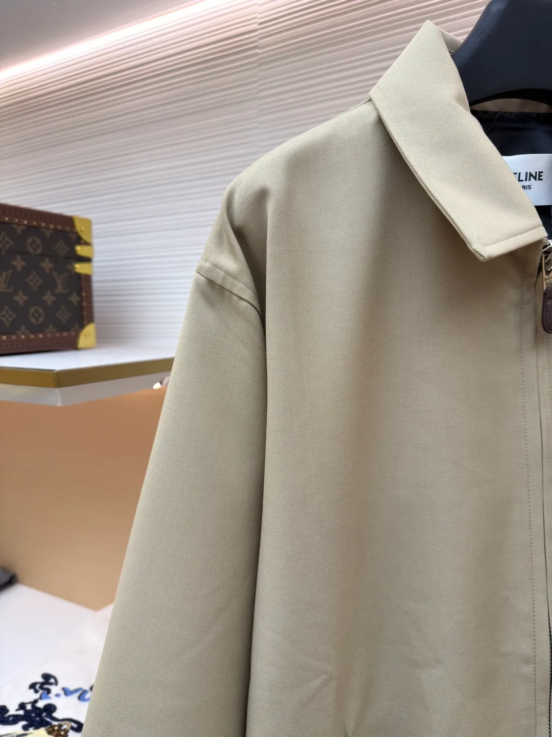 Celine embroidered Arc de Triomphe zipper cadre jacket ●Original version: Purchased and developed for 19500 ●Item number: 1681609-A90 ●Fabric: combed cotton fabric ●Technology: embroidery production ●Color: Khaki ●Version: Fitted version ●Weight: about 740 grams ●Size: S-M-L-XL ●Description: Made of 32-count combed cotton fabric, custom-woven with 60% wool content. Double layer composite thickening, weight is about 400 grams. Lined with high-density spun lining. The zipper uses electroplated hardware and bright silver pull bars, and the zipper uses European-style imported zippers, decorated with composite cowhide sliders. The embroidery uses 3D three-dimensional embroidery, and the chest is embellished with Arc de Triomphe embroidery. Add a touch of simple, high-end style. The shirt collar is made of double layers and ironed to make the upper body of the clothes more three-dimensional. The entire garment is made using a special machine. Fabric: 62% wool, 38% cotton Lining: 100% viscose Pocket lining: 100% cotton TRIOMPHE embroidered loose fit shirt collar, 2 slant suit pockets Elastic waistband and cuffs, zipper closure with TRIOMPHE embossed leather zipper pullers. The overall wiring is straight and delicate, the fabric is comfortable and soft, and the color is consistent without color difference. It can be matched with the same style to create a fashionable look and control various occasions. Customized accessories, complete with three standards, same style for men and women!