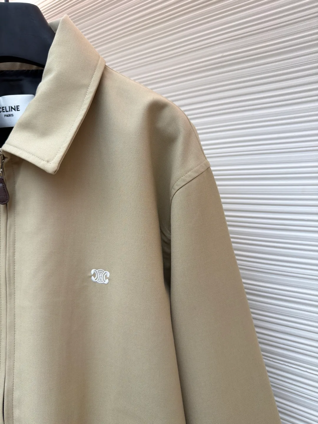 Celine embroidered Arc de Triomphe zipper cadre jacket ●Original version: Purchased and developed for 19500 ●Item number: 1681609-A90 ●Fabric: combed cotton fabric ●Technology: embroidery production ●Color: Khaki ●Version: Fitted version ●Weight: about 740 grams ●Size: S-M-L-XL ●Description: Made of 32-count combed cotton fabric, custom-woven with 60% wool content. Double layer composite thickening, weight is about 400 grams. Lined with high-density spun lining. The zipper uses electroplated hardware and bright silver pull bars, and the zipper uses European-style imported zippers, decorated with composite cowhide sliders. The embroidery uses 3D three-dimensional embroidery, and the chest is embellished with Arc de Triomphe embroidery. Add a touch of simple, high-end style. The shirt collar is made of double layers and ironed to make the upper body of the clothes more three-dimensional. The entire garment is made using a special machine. Fabric: 62% wool, 38% cotton Lining: 100% viscose Pocket lining: 100% cotton TRIOMPHE embroidered loose fit shirt collar, 2 slant suit pockets Elastic waistband and cuffs, zipper closure with TRIOMPHE embossed leather zipper pullers. The overall wiring is straight and delicate, the fabric is comfortable and soft, and the color is consistent without color difference. It can be matched with the same style to create a fashionable look and control various occasions. Customized accessories, complete with three standards, same style for men and women!