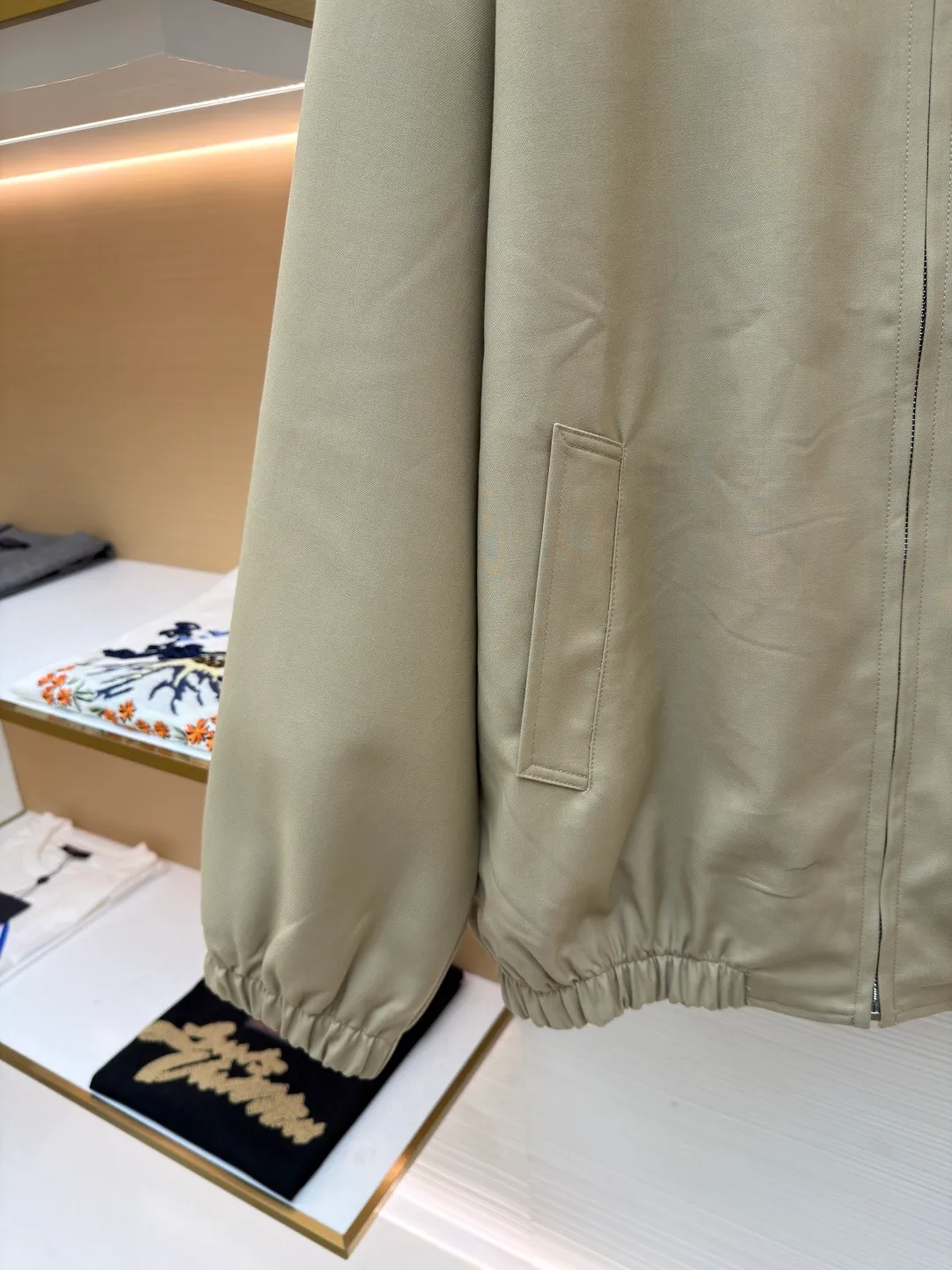 Celine embroidered Arc de Triomphe zipper cadre jacket ●Original version: Purchased and developed for 19500 ●Item number: 1681609-A90 ●Fabric: combed cotton fabric ●Technology: embroidery production ●Color: Khaki ●Version: Fitted version ●Weight: about 740 grams ●Size: S-M-L-XL ●Description: Made of 32-count combed cotton fabric, custom-woven with 60% wool content. Double layer composite thickening, weight is about 400 grams. Lined with high-density spun lining. The zipper uses electroplated hardware and bright silver pull bars, and the zipper uses European-style imported zippers, decorated with composite cowhide sliders. The embroidery uses 3D three-dimensional embroidery, and the chest is embellished with Arc de Triomphe embroidery. Add a touch of simple, high-end style. The shirt collar is made of double layers and ironed to make the upper body of the clothes more three-dimensional. The entire garment is made using a special machine. Fabric: 62% wool, 38% cotton Lining: 100% viscose Pocket lining: 100% cotton TRIOMPHE embroidered loose fit shirt collar, 2 slant suit pockets Elastic waistband and cuffs, zipper closure with TRIOMPHE embossed leather zipper pullers. The overall wiring is straight and delicate, the fabric is comfortable and soft, and the color is consistent without color difference. It can be matched with the same style to create a fashionable look and control various occasions. Customized accessories, complete with three standards, same style for men and women!