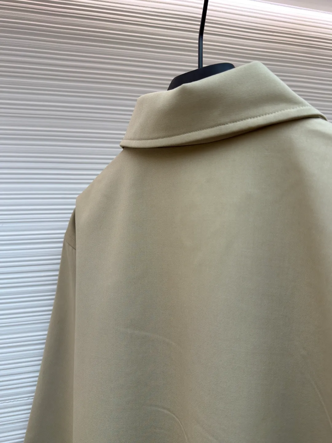 Celine embroidered Arc de Triomphe zipper cadre jacket ●Original version: Purchased and developed for 19500 ●Item number: 1681609-A90 ●Fabric: combed cotton fabric ●Technology: embroidery production ●Color: Khaki ●Version: Fitted version ●Weight: about 740 grams ●Size: S-M-L-XL ●Description: Made of 32-count combed cotton fabric, custom-woven with 60% wool content. Double layer composite thickening, weight is about 400 grams. Lined with high-density spun lining. The zipper uses electroplated hardware and bright silver pull bars, and the zipper uses European-style imported zippers, decorated with composite cowhide sliders. The embroidery uses 3D three-dimensional embroidery, and the chest is embellished with Arc de Triomphe embroidery. Add a touch of simple, high-end style. The shirt collar is made of double layers and ironed to make the upper body of the clothes more three-dimensional. The entire garment is made using a special machine. Fabric: 62% wool, 38% cotton Lining: 100% viscose Pocket lining: 100% cotton TRIOMPHE embroidered loose fit shirt collar, 2 slant suit pockets Elastic waistband and cuffs, zipper closure with TRIOMPHE embossed leather zipper pullers. The overall wiring is straight and delicate, the fabric is comfortable and soft, and the color is consistent without color difference. It can be matched with the same style to create a fashionable look and control various occasions. Customized accessories, complete with three standards, same style for men and women!