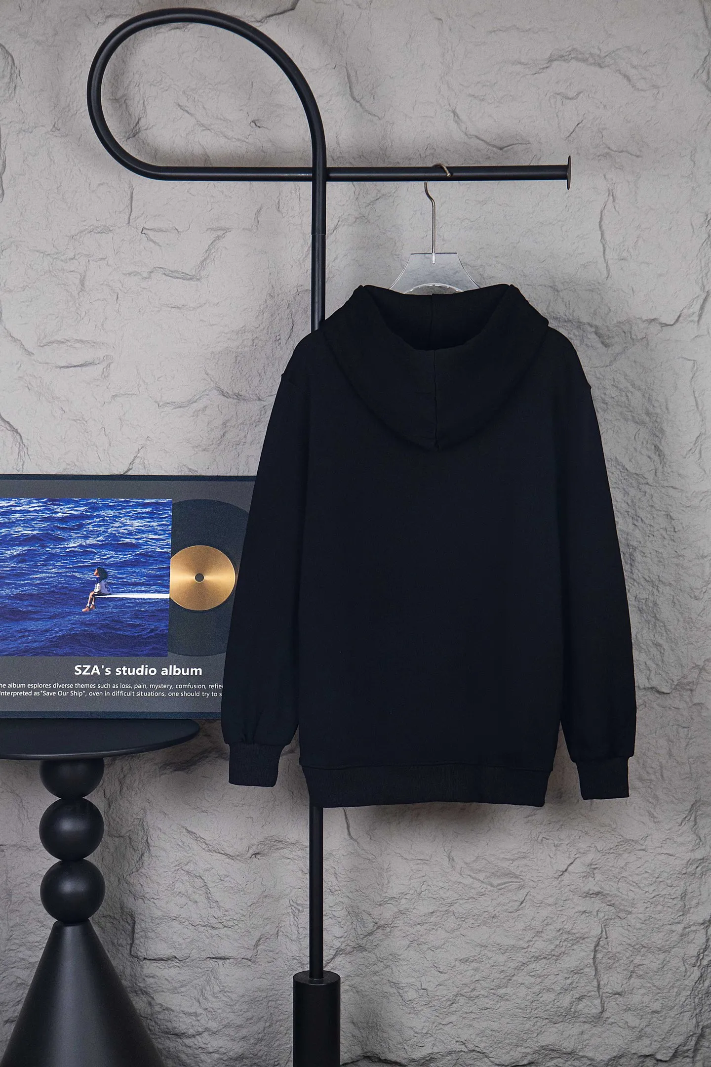 🅿️250 Style No.: M261 Celine crack print hooded sweatshirt. It is made of 400 grams of double-strand fish scale wool sweatshirt material, 2*2 trendy brand ribs, and is printed with crack glue on the chest. It has natural and irregular cracks. The coating thickness of the crack glue and the drying temperature and time need to be very carefully controlled to achieve the best crack effect. Customized accessories, loose fit Size: S-XL