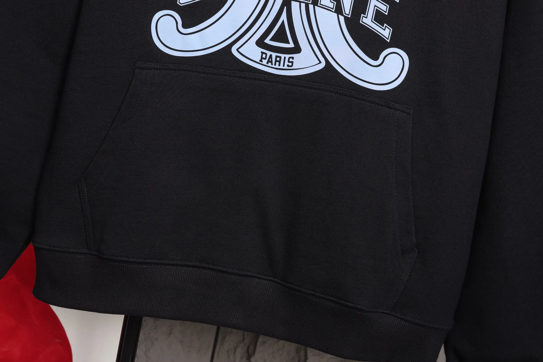 🅿️320 High Quality The new Celine model number B24 * is made of 450 custom-woven and custom-dyed high-gram weight tripe pure cotton sweatshirt fabric. The fabric feels thick and has a certain sense of self-weight. The bottom has a dense and rough terry texture. It is close to the skin and has excellent warmth retention. You will not feel any discomfort at all! *The color is clear on the chest, with the obvious logo of the Arc de Triomphe added, and the lines are smooth and smooth without falling off and deforming when washed *This design is based on classics and simply and clearly shows the brand's high-end luxury identity. Same style for men and women 𝐂𝐎𝐋𝐎𝐔𝐑: black, white 𝐒𝐈𝐙𝐄: S- xl