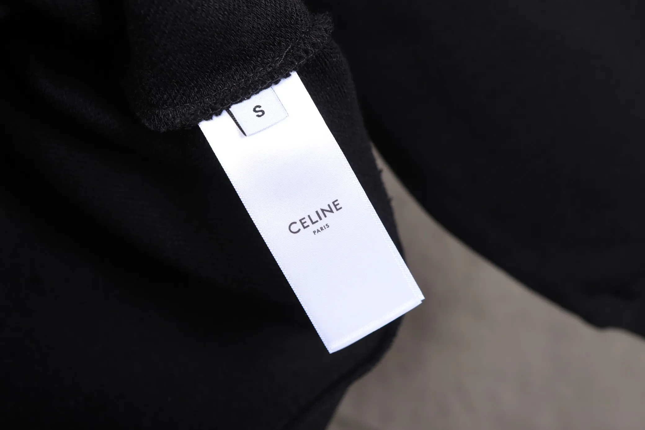🅿️320 High Quality The new Celine model number B24 * is made of 450 custom-woven and custom-dyed high-gram weight tripe pure cotton sweatshirt fabric. The fabric feels thick and has a certain sense of self-weight. The bottom has a dense and rough terry texture. It is close to the skin and has excellent warmth retention. You will not feel any discomfort at all! *The color is clear on the chest, with the obvious logo of the Arc de Triomphe added, and the lines are smooth and smooth without falling off and deforming when washed *This design is based on classics and simply and clearly shows the brand's high-end luxury identity. Same style for men and women 𝐂𝐎𝐋𝐎𝐔𝐑: black, white 𝐒𝐈𝐙𝐄: S- xl
