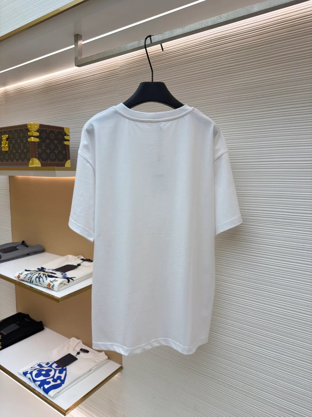 Celine Arc de Triomphe logo short sleeves ●Item number: 1682387-A00 ●Material: cotton fabric ●Technology: embroidery production ●Color: white ●Version: fitted version ●Weight: about 285 grams ●Size: XS-S-M-L ●Description: Made of 15-count special-spun compact cotton with a weight of 230g/㎡; 32-count high-weight (340g) 1x1 ribs are used for the neckline. Its high-count and high-weight characteristics ensure the excellent elastic recovery, thickness and deformation resistance of the collar. It is the key to ensuring that the neckline of the T-shirt does not deform after long-term wear. Specially woven compact cotton fabrics apply compact spinning technology in the spinning process, which effectively reduces yarn hairiness and makes the yarn smoother and stronger. This gives the fabric an unusually dense structure, a smooth and smooth surface, and excellent pilling resistance, while retaining the softness and breathability of pure cotton. The weight of 230g is medium to heavy, which ensures the T-shirt has good stiffness and drape, and is not easy to collapse and deform, laying a high-quality basic texture. The overall wiring is straight and delicate, the fabric is comfortable and soft, and the color is consistent without color difference. It can be matched with the same style to create a fashionable look and control various occasions. Customized accessories, complete with three standards, same style for men and women!