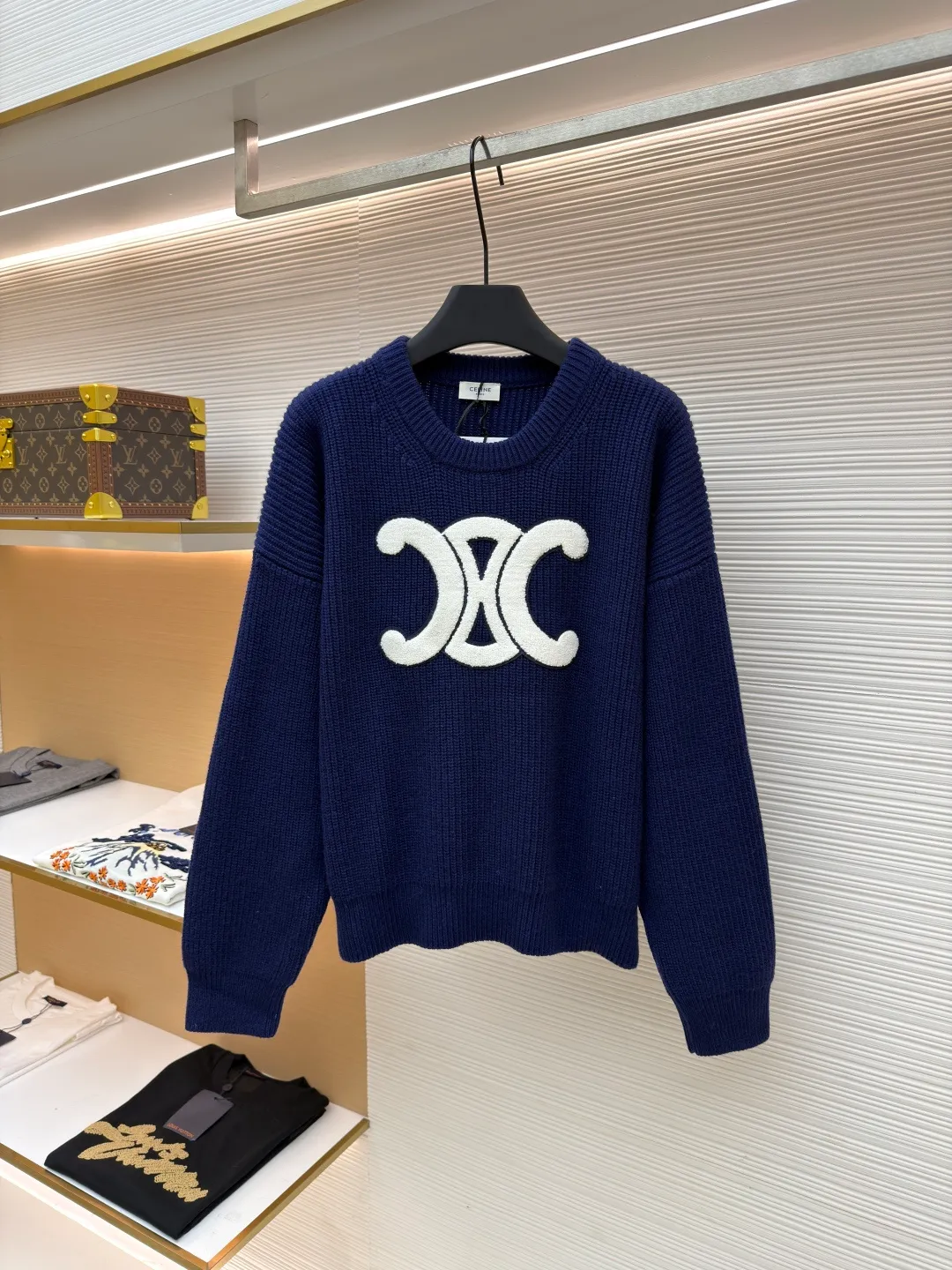 Celine Arc de Triomphe Towel Embroidered Round Neck [Women's Wear] ●Original version: purchased and developed by 7499 ●Item number: 1681211-B50 ●Fabric: wool blended fabric ●Technology: knitted ●Color: navy ●Version: fitted version ●Weight: about 775 grams ●Size: S-M-L ●Description: Yarn: The yarn is made of the original 16-count single-strand wool in floral gray and navy blue, which is different from the ordinary version of the multi-strand wool blended yarn on the market. The custom-spun yarns are color-matched, and the wool upper body is delicate and soft without scratching the skin. The whole body is woven on a German Stoll positive 5-needle flat machine. The organization process of ingot needles makes the upper body of the whole garment three-dimensional and stylish. All the large pieces were integrated through a looping machine, washed and ironed, then disassembled for embroidery and then stitched and ironed. The process was extremely complicated and had a long production cycle. The large Arc de Triomphe logo on the chest was embroidered with towels, and the base plate was dyed with felt felt to match the color. Then a special embroidery machine was used to embroider the off-white yarn with towel embroidery. After laser positioning and cutting, the embroidered logo was finally formed. The overall wiring is straight and delicate, the fabric is comfortable and soft, and the color is consistent without color difference. It can be matched with the same style to create a fashionable look and control various occasions. Customized accessories, complete with three standards, same style for men and women!