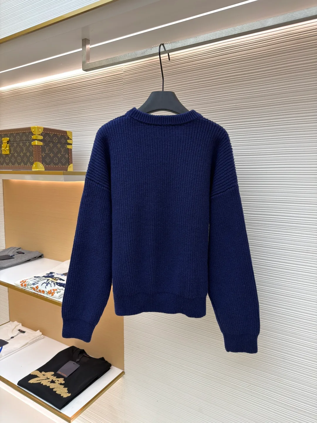 Celine Arc de Triomphe Towel Embroidered Round Neck [Women's Wear] ●Original version: purchased and developed by 7499 ●Item number: 1681211-B50 ●Fabric: wool blended fabric ●Technology: knitted ●Color: navy ●Version: fitted version ●Weight: about 775 grams ●Size: S-M-L ●Description: Yarn: The yarn is made of the original 16-count single-strand wool in floral gray and navy blue, which is different from the ordinary version of the multi-strand wool blended yarn on the market. The custom-spun yarns are color-matched, and the wool upper body is delicate and soft without scratching the skin. The whole body is woven on a German Stoll positive 5-needle flat machine. The organization process of ingot needles makes the upper body of the whole garment three-dimensional and stylish. All the large pieces were integrated through a looping machine, washed and ironed, then disassembled for embroidery and then stitched and ironed. The process was extremely complicated and had a long production cycle. The large Arc de Triomphe logo on the chest was embroidered with towels, and the base plate was dyed with felt felt to match the color. Then a special embroidery machine was used to embroider the off-white yarn with towel embroidery. After laser positioning and cutting, the embroidered logo was finally formed. The overall wiring is straight and delicate, the fabric is comfortable and soft, and the color is consistent without color difference. It can be matched with the same style to create a fashionable look and control various occasions. Customized accessories, complete with three standards, same style for men and women!