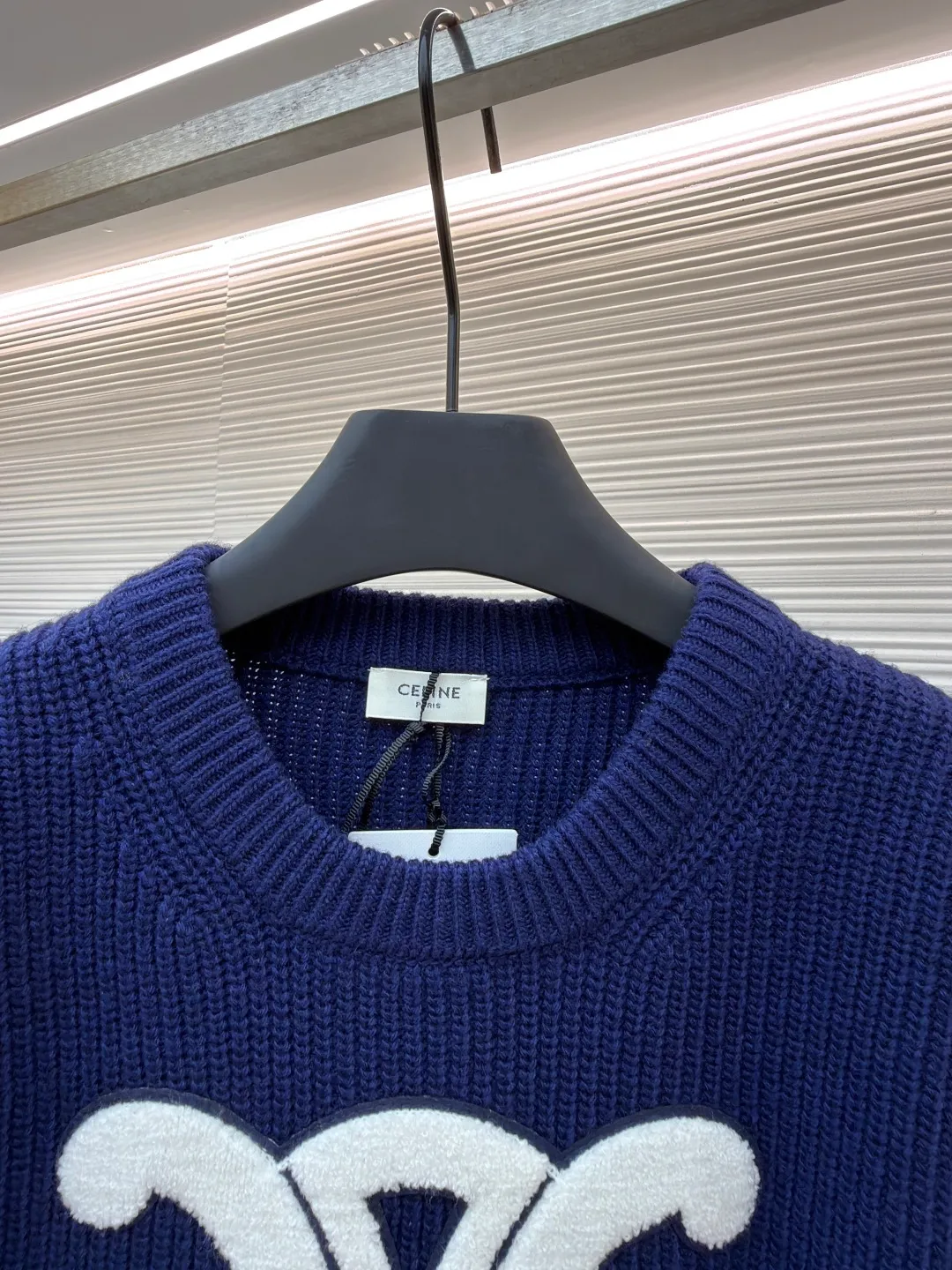 Celine Arc de Triomphe Towel Embroidered Round Neck [Women's Wear] ●Original version: purchased and developed by 7499 ●Item number: 1681211-B50 ●Fabric: wool blended fabric ●Technology: knitted ●Color: navy ●Version: fitted version ●Weight: about 775 grams ●Size: S-M-L ●Description: Yarn: The yarn is made of the original 16-count single-strand wool in floral gray and navy blue, which is different from the ordinary version of the multi-strand wool blended yarn on the market. The custom-spun yarns are color-matched, and the wool upper body is delicate and soft without scratching the skin. The whole body is woven on a German Stoll positive 5-needle flat machine. The organization process of ingot needles makes the upper body of the whole garment three-dimensional and stylish. All the large pieces were integrated through a looping machine, washed and ironed, then disassembled for embroidery and then stitched and ironed. The process was extremely complicated and had a long production cycle. The large Arc de Triomphe logo on the chest was embroidered with towels, and the base plate was dyed with felt felt to match the color. Then a special embroidery machine was used to embroider the off-white yarn with towel embroidery. After laser positioning and cutting, the embroidered logo was finally formed. The overall wiring is straight and delicate, the fabric is comfortable and soft, and the color is consistent without color difference. It can be matched with the same style to create a fashionable look and control various occasions. Customized accessories, complete with three standards, same style for men and women!