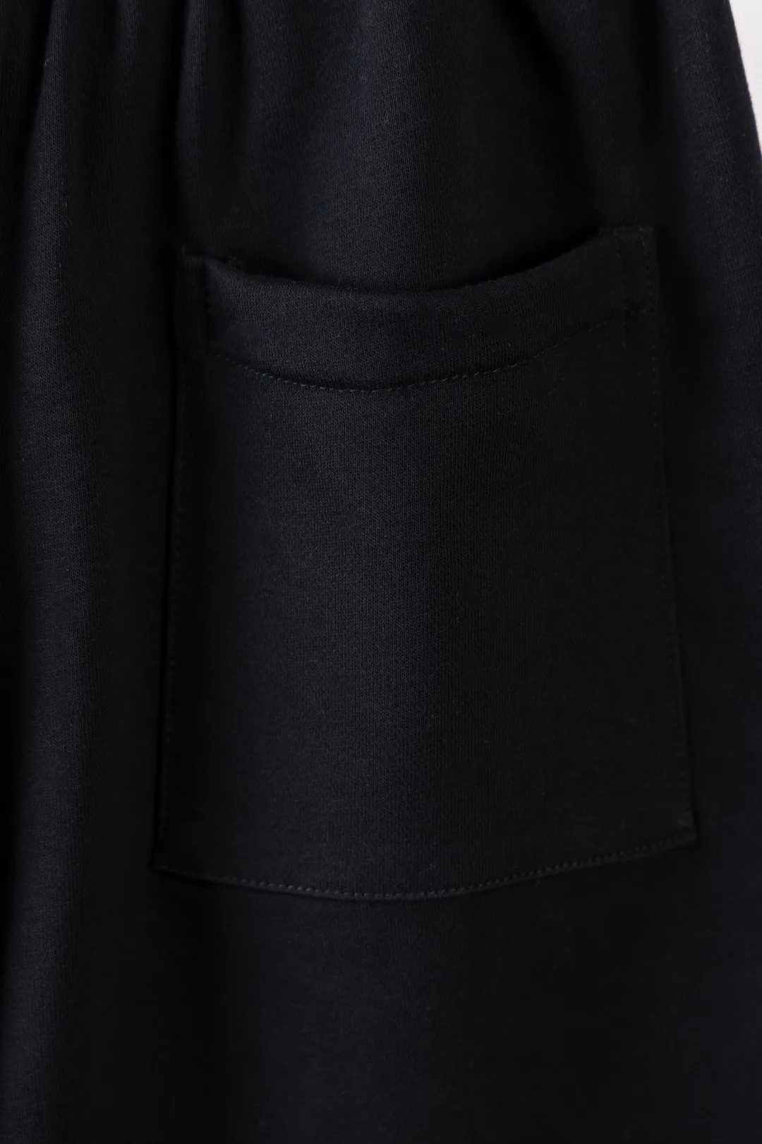 🅿️300 Celine Exclusively for the new trendy men’s fashionable round neck short-sleeved shorts suit, trendy and fashionable casual short-sleeved suit! It has high breathability and comfort, impeccable details, and brand element design concept, reflecting high quality. It presents a casual cut and the upper body shape is great! Material: 250g Xinjiang long-staple cotton short sleeves + 360g pure cotton terry shorts Size: S M L Due to manual measurement, there is a deviation of about 1-3CM in size.