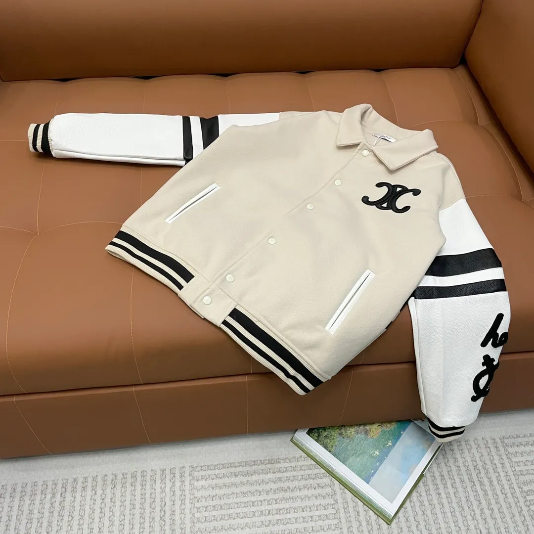 🅿️440 Celine➡️Celine runway style baseball jacket. I ordered the original model and took a month to finally ship it. I love it so much. The upper body is really cool. A Douyin blogger said that this year's new jacket will become a future trend. If you look through street photos, you will find that celebrities regard it as a collectible jacket, a must-have item for men and women who want light luxury for commuting. Developing the highest version on the entire network, it took 1 month to customize and the cost was extremely high. The German imported flat-machine made custom-woven wool jacquard threads, using the first layer of imported lambskin. The pleated texture is unparalleled. It is hand-cut and meticulously crafted. The stitching position is very technical. Whether the whole garment is good or not depends on this position. Top-notch workmanship and details can stand the test. A full set of customized accessories, the letters are clear and perfectly restored without any difference. High-end atmosphere and full grade! The entire dress is exclusively customized with heavy craftsmanship. The towel patch embroidery is perfectly combined with craft embroidery and precise stitching! Absolute craftsmanship quality! Size: M L XL XXL