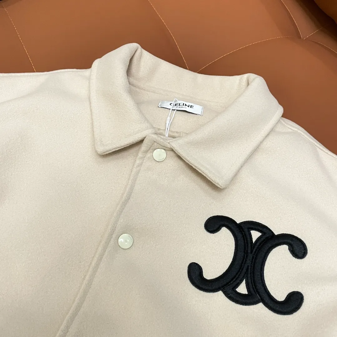 🅿️440 Celine➡️Celine runway style baseball jacket. I ordered the original model and took a month to finally ship it. I love it so much. The upper body is really cool. A Douyin blogger said that this year's new jacket will become a future trend. If you look through street photos, you will find that celebrities regard it as a collectible jacket, a must-have item for men and women who want light luxury for commuting. Developing the highest version on the entire network, it took 1 month to customize and the cost was extremely high. The German imported flat-machine made custom-woven wool jacquard threads, using the first layer of imported lambskin. The pleated texture is unparalleled. It is hand-cut and meticulously crafted. The stitching position is very technical. Whether the whole garment is good or not depends on this position. Top-notch workmanship and details can stand the test. A full set of customized accessories, the letters are clear and perfectly restored without any difference. High-end atmosphere and full grade! The entire dress is exclusively customized with heavy craftsmanship. The towel patch embroidery is perfectly combined with craft embroidery and precise stitching! Absolute craftsmanship quality! Size: M L XL XXL