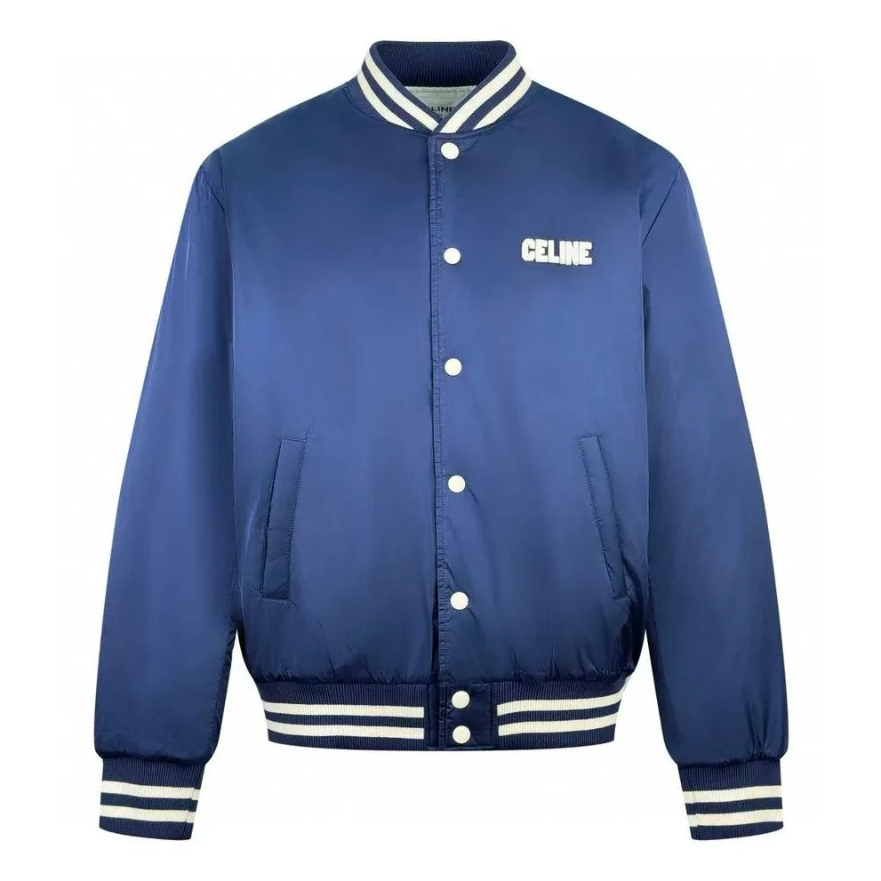 🅿️570 [Exclusive supply] Celine patch letter baseball padded jacket (blue). The original purchase was 19,500. The fabric is made of custom-made flocculated soft light brocade velvet. It is warm, soft and comfortable against the skin. It is made of pure and deep black as the base color. The iconic CELINE patch on the chest is embellished. It injects smart vitality with a simple and powerful gesture. The two-color ribbed trim is like a smart chord, adding fashionable tension. With its excellent versatile properties, it has become a well-deserved universal key in the fashion industry. Letter Fantasy Relief Technology uses engraving tools to carve the letters into clear lines. Then, through deep carving and polishing of different parts of the letters, the surface shows undulating changes, giving a full sense of layering. Letter embroidery dream three-dimensional craft can create three-dimensional visual effects on a flat surface through specific stitching methods and materials, and precise control of the direction and force of each stitch and line. Template machine bag opening The preset template guides the position, shape and size of the bag opening. The accuracy ensures the quality of the bag opening effect. Size:46/48/50/52