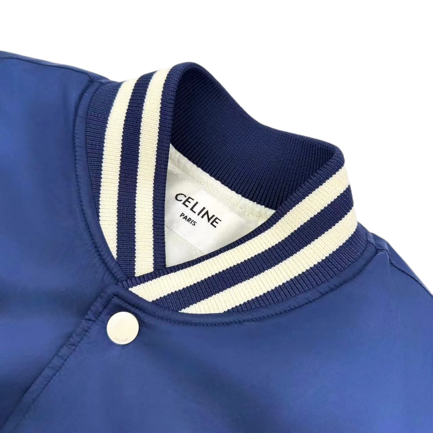 🅿️570 [Exclusive supply] Celine patch letter baseball padded jacket (blue). The original purchase was 19,500. The fabric is made of custom-made flocculated soft light brocade velvet. It is warm, soft and comfortable against the skin. It is made of pure and deep black as the base color. The iconic CELINE patch on the chest is embellished. It injects smart vitality with a simple and powerful gesture. The two-color ribbed trim is like a smart chord, adding fashionable tension. With its excellent versatile properties, it has become a well-deserved universal key in the fashion industry. Letter Fantasy Relief Technology uses engraving tools to carve the letters into clear lines. Then, through deep carving and polishing of different parts of the letters, the surface shows undulating changes, giving a full sense of layering. Letter embroidery dream three-dimensional craft can create three-dimensional visual effects on a flat surface through specific stitching methods and materials, and precise control of the direction and force of each stitch and line. Template machine bag opening The preset template guides the position, shape and size of the bag opening. The accuracy ensures the quality of the bag opening effect. Size:46/48/50/52