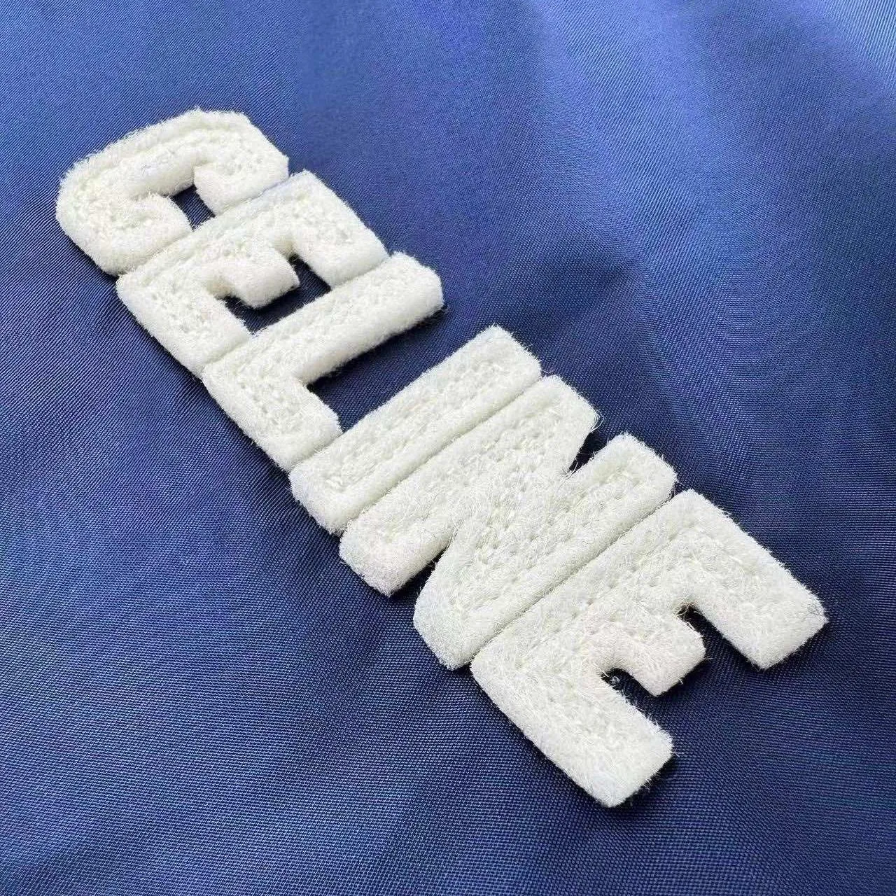 🅿️570 [Exclusive supply] Celine patch letter baseball padded jacket (blue). The original purchase was 19,500. The fabric is made of custom-made flocculated soft light brocade velvet. It is warm, soft and comfortable against the skin. It is made of pure and deep black as the base color. The iconic CELINE patch on the chest is embellished. It injects smart vitality with a simple and powerful gesture. The two-color ribbed trim is like a smart chord, adding fashionable tension. With its excellent versatile properties, it has become a well-deserved universal key in the fashion industry. Letter Fantasy Relief Technology uses engraving tools to carve the letters into clear lines. Then, through deep carving and polishing of different parts of the letters, the surface shows undulating changes, giving a full sense of layering. Letter embroidery dream three-dimensional craft can create three-dimensional visual effects on a flat surface through specific stitching methods and materials, and precise control of the direction and force of each stitch and line. Template machine bag opening The preset template guides the position, shape and size of the bag opening. The accuracy ensures the quality of the bag opening effect. Size:46/48/50/52